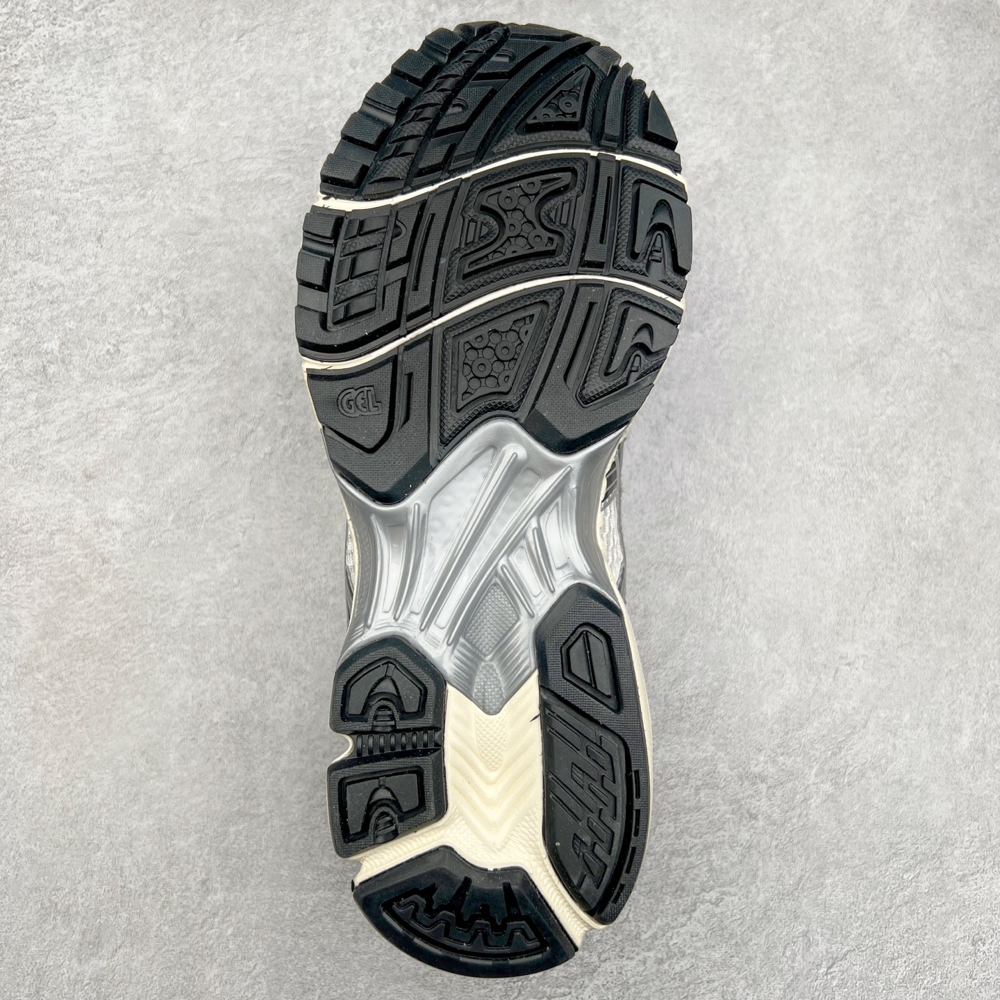 图片[9]-＃特价福利 ASICS GEL-KAYANO 14 亚瑟士K14系列户外复古潮流百搭织物合成革缓震休闲跑步鞋 原装纸板楦头开发 独家私模五层组合大底 原厂定制缓震硅胶加持 原盒原配 官方四联吊牌 原装Ortholite轻量化鞋垫 设计师 Hidenori Yamashita 以「Flash」一词为灵感 创造出未来感金属色鞋面 改造升级内在性能 由内而外全面革新 为 GEL-KAYANO 家族传承及经典跑鞋文化的延续 创下里程碑式作品 K14跑鞋重新诠释了复古的跑步形状 并以其 2000 年代后期的美学理念重新铺装 银色与蓝色的鞋面极为高档 网面铺陈与鞋面、鞋头多处细节位增添了透气性 鞋后跟部中底上以及多密度耐磨鞋底增加了 GEL 缓震胶 提供高抗冲击性、缓冲性、可保护脚部免受地面冲击的影响 穿着舒适性十足 尺码：35.5 36 37 37.5 38 39 39.5 40.5 41.5 42 42.5 43.5 44 45-选品中心