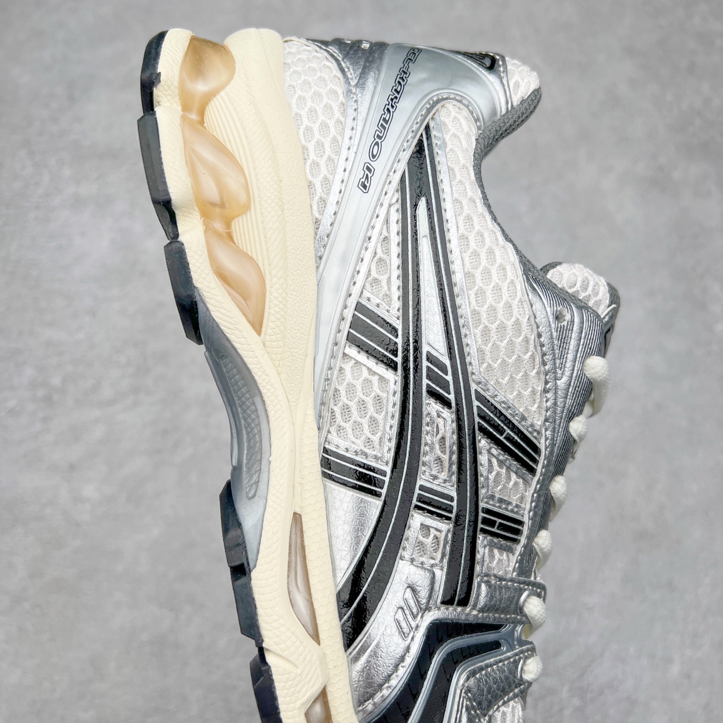 图片[6]-＃特价福利 ASICS GEL-KAYANO 14 亚瑟士K14系列户外复古潮流百搭织物合成革缓震休闲跑步鞋 原装纸板楦头开发 独家私模五层组合大底 原厂定制缓震硅胶加持 原盒原配 官方四联吊牌 原装Ortholite轻量化鞋垫 设计师 Hidenori Yamashita 以「Flash」一词为灵感 创造出未来感金属色鞋面 改造升级内在性能 由内而外全面革新 为 GEL-KAYANO 家族传承及经典跑鞋文化的延续 创下里程碑式作品 K14跑鞋重新诠释了复古的跑步形状 并以其 2000 年代后期的美学理念重新铺装 银色与蓝色的鞋面极为高档 网面铺陈与鞋面、鞋头多处细节位增添了透气性 鞋后跟部中底上以及多密度耐磨鞋底增加了 GEL 缓震胶 提供高抗冲击性、缓冲性、可保护脚部免受地面冲击的影响 穿着舒适性十足 尺码：35.5 36 37 37.5 38 39 39.5 40.5 41.5 42 42.5 43.5 44 45-选品中心