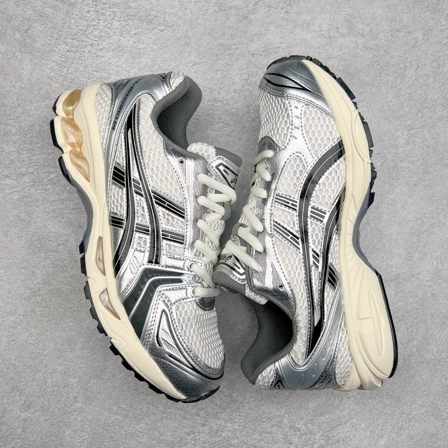 图片[3]-＃特价福利 ASICS GEL-KAYANO 14 亚瑟士K14系列户外复古潮流百搭织物合成革缓震休闲跑步鞋 原装纸板楦头开发 独家私模五层组合大底 原厂定制缓震硅胶加持 原盒原配 官方四联吊牌 原装Ortholite轻量化鞋垫 设计师 Hidenori Yamashita 以「Flash」一词为灵感 创造出未来感金属色鞋面 改造升级内在性能 由内而外全面革新 为 GEL-KAYANO 家族传承及经典跑鞋文化的延续 创下里程碑式作品 K14跑鞋重新诠释了复古的跑步形状 并以其 2000 年代后期的美学理念重新铺装 银色与蓝色的鞋面极为高档 网面铺陈与鞋面、鞋头多处细节位增添了透气性 鞋后跟部中底上以及多密度耐磨鞋底增加了 GEL 缓震胶 提供高抗冲击性、缓冲性、可保护脚部免受地面冲击的影响 穿着舒适性十足 尺码：35.5 36 37 37.5 38 39 39.5 40.5 41.5 42 42.5 43.5 44 45-选品中心