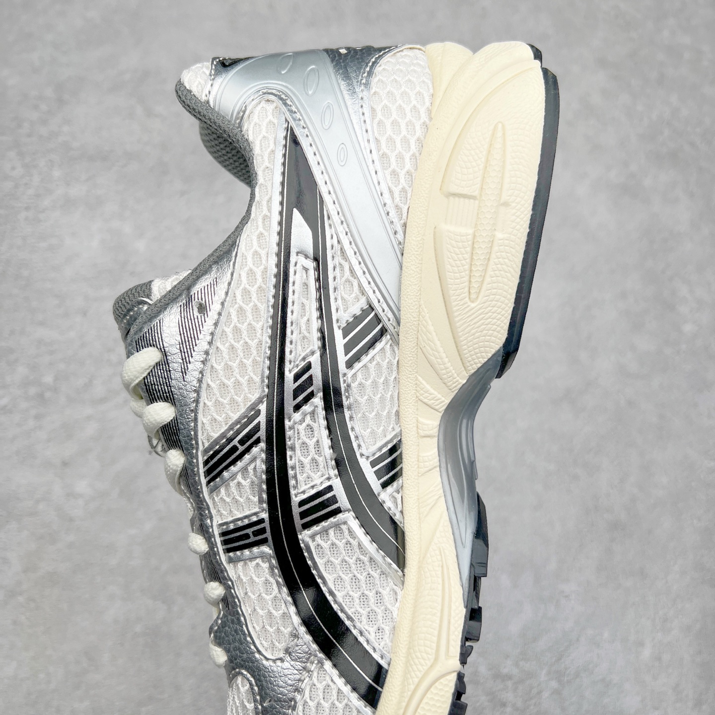 图片[7]-＃特价福利 ASICS GEL-KAYANO 14 亚瑟士K14系列户外复古潮流百搭织物合成革缓震休闲跑步鞋 原装纸板楦头开发 独家私模五层组合大底 原厂定制缓震硅胶加持 原盒原配 官方四联吊牌 原装Ortholite轻量化鞋垫 设计师 Hidenori Yamashita 以「Flash」一词为灵感 创造出未来感金属色鞋面 改造升级内在性能 由内而外全面革新 为 GEL-KAYANO 家族传承及经典跑鞋文化的延续 创下里程碑式作品 K14跑鞋重新诠释了复古的跑步形状 并以其 2000 年代后期的美学理念重新铺装 银色与蓝色的鞋面极为高档 网面铺陈与鞋面、鞋头多处细节位增添了透气性 鞋后跟部中底上以及多密度耐磨鞋底增加了 GEL 缓震胶 提供高抗冲击性、缓冲性、可保护脚部免受地面冲击的影响 穿着舒适性十足 尺码：35.5 36 37 37.5 38 39 39.5 40.5 41.5 42 42.5 43.5 44 45-选品中心