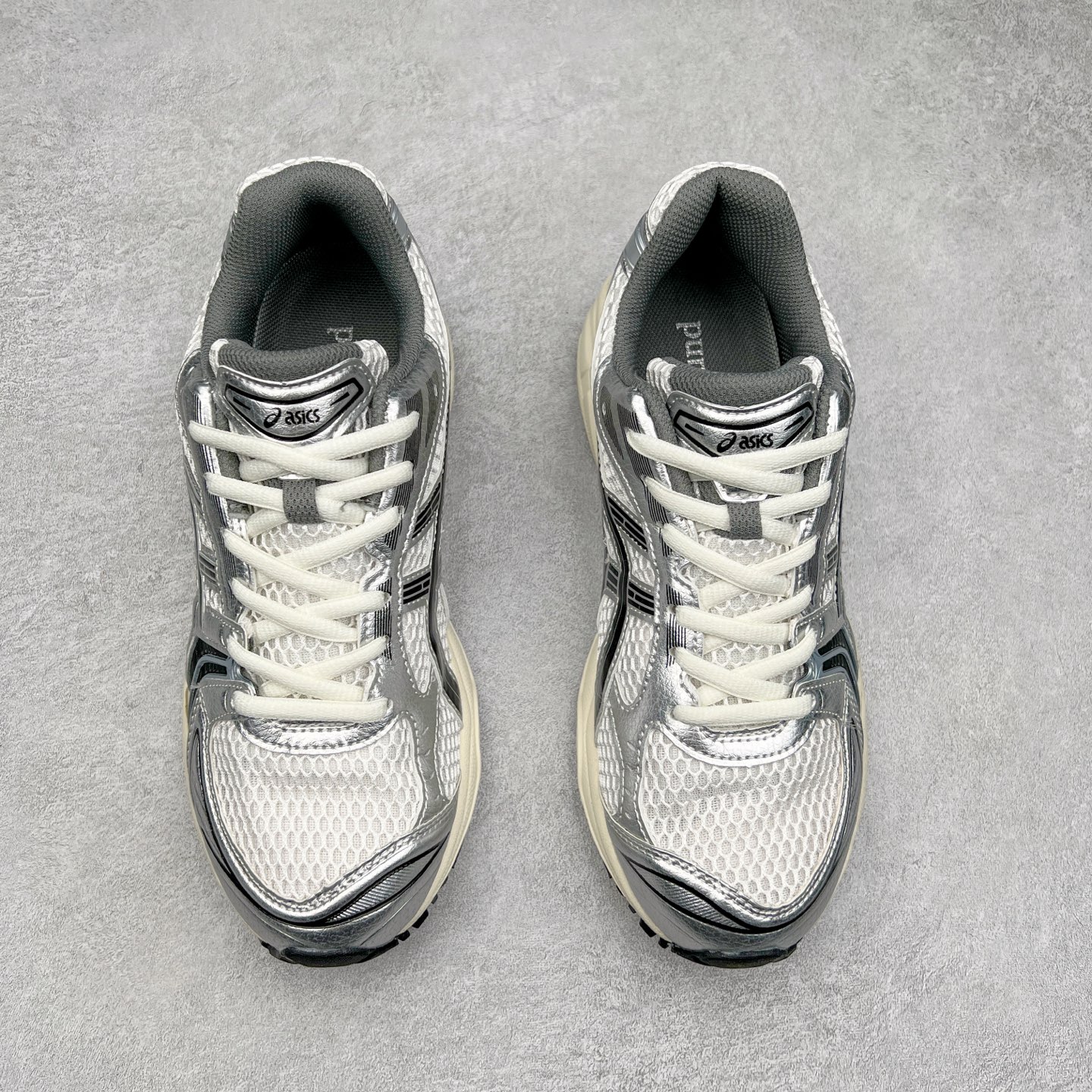 图片[2]-＃特价福利 ASICS GEL-KAYANO 14 亚瑟士K14系列户外复古潮流百搭织物合成革缓震休闲跑步鞋 原装纸板楦头开发 独家私模五层组合大底 原厂定制缓震硅胶加持 原盒原配 官方四联吊牌 原装Ortholite轻量化鞋垫 设计师 Hidenori Yamashita 以「Flash」一词为灵感 创造出未来感金属色鞋面 改造升级内在性能 由内而外全面革新 为 GEL-KAYANO 家族传承及经典跑鞋文化的延续 创下里程碑式作品 K14跑鞋重新诠释了复古的跑步形状 并以其 2000 年代后期的美学理念重新铺装 银色与蓝色的鞋面极为高档 网面铺陈与鞋面、鞋头多处细节位增添了透气性 鞋后跟部中底上以及多密度耐磨鞋底增加了 GEL 缓震胶 提供高抗冲击性、缓冲性、可保护脚部免受地面冲击的影响 穿着舒适性十足 尺码：35.5 36 37 37.5 38 39 39.5 40.5 41.5 42 42.5 43.5 44 45-选品中心