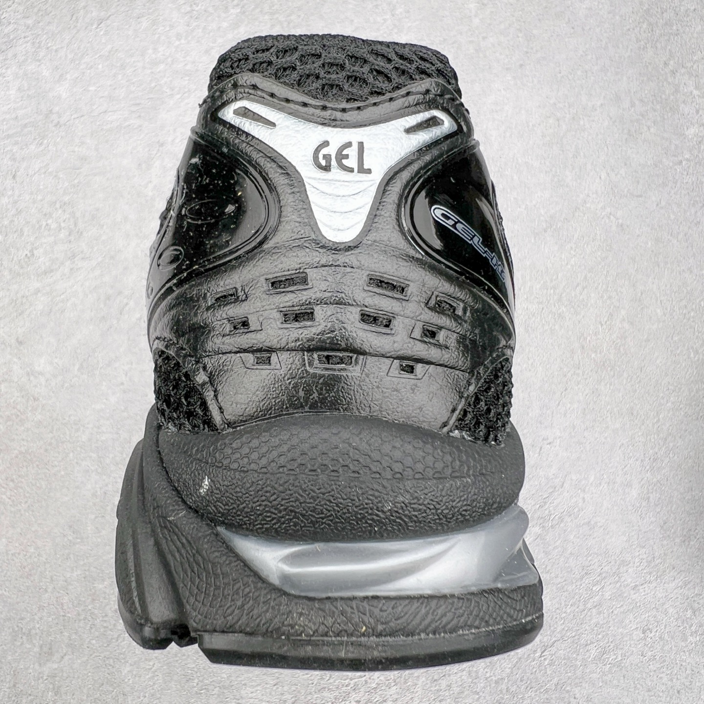 图片[8]-＃特价福利 ASICS GEL-KAYANO 14 亚瑟士K14系列户外复古潮流百搭织物合成革缓震休闲跑步鞋 原装纸板楦头开发 独家私模五层组合大底 原厂定制缓震硅胶加持 原盒原配 官方四联吊牌 原装Ortholite轻量化鞋垫 设计师 Hidenori Yamashita 以「Flash」一词为灵感 创造出未来感金属色鞋面 改造升级内在性能 由内而外全面革新 为 GEL-KAYANO 家族传承及经典跑鞋文化的延续 创下里程碑式作品 K14跑鞋重新诠释了复古的跑步形状 并以其 2000 年代后期的美学理念重新铺装 银色与蓝色的鞋面极为高档 网面铺陈与鞋面、鞋头多处细节位增添了透气性 鞋后跟部中底上以及多密度耐磨鞋底增加了 GEL 缓震胶 提供高抗冲击性、缓冲性、可保护脚部免受地面冲击的影响 穿着舒适性十足 尺码：35.5 36 37 37.5 38 39 39.5 40.5 41.5 42 42.5 43.5 44 45-选品中心