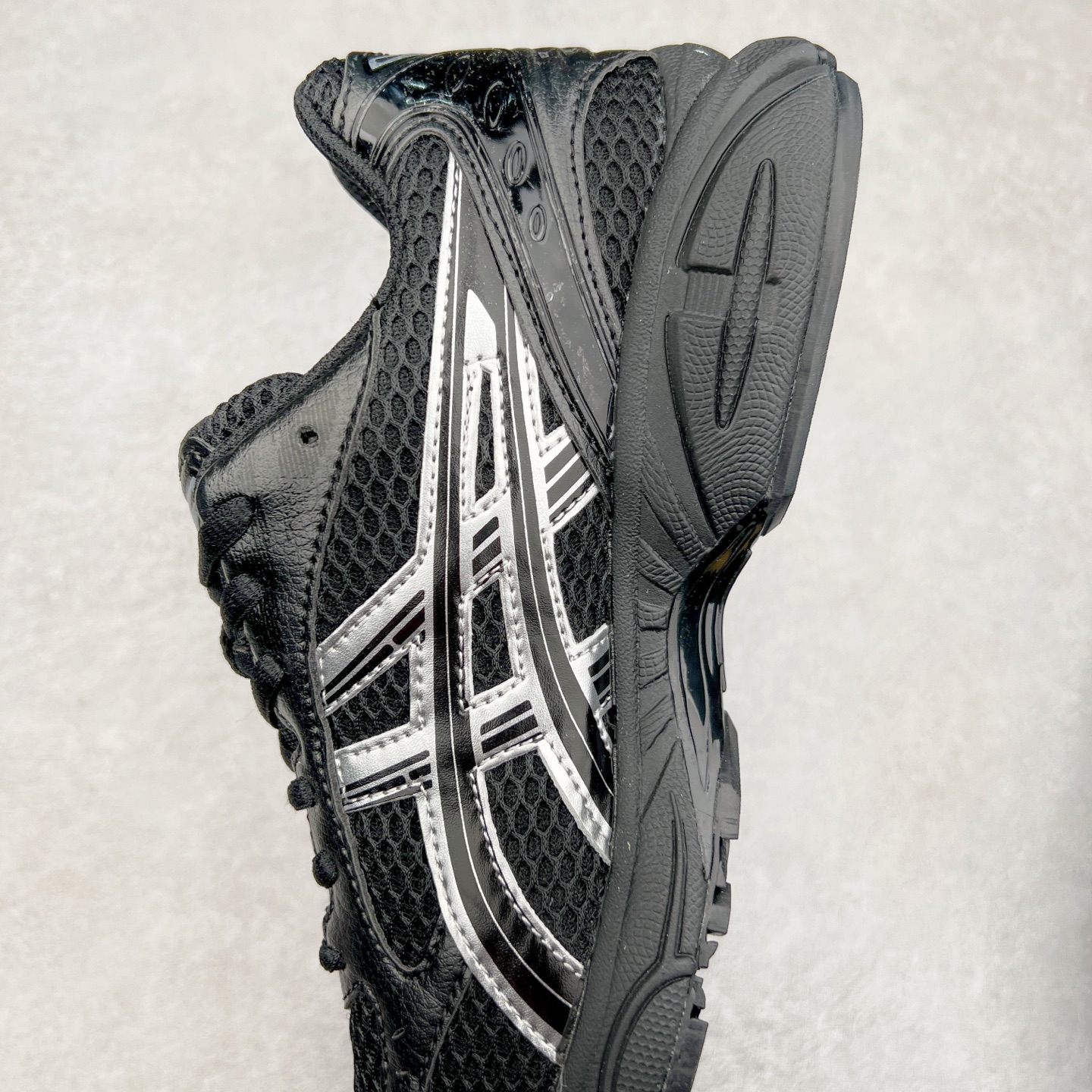 图片[7]-＃特价福利 ASICS GEL-KAYANO 14 亚瑟士K14系列户外复古潮流百搭织物合成革缓震休闲跑步鞋 原装纸板楦头开发 独家私模五层组合大底 原厂定制缓震硅胶加持 原盒原配 官方四联吊牌 原装Ortholite轻量化鞋垫 设计师 Hidenori Yamashita 以「Flash」一词为灵感 创造出未来感金属色鞋面 改造升级内在性能 由内而外全面革新 为 GEL-KAYANO 家族传承及经典跑鞋文化的延续 创下里程碑式作品 K14跑鞋重新诠释了复古的跑步形状 并以其 2000 年代后期的美学理念重新铺装 银色与蓝色的鞋面极为高档 网面铺陈与鞋面、鞋头多处细节位增添了透气性 鞋后跟部中底上以及多密度耐磨鞋底增加了 GEL 缓震胶 提供高抗冲击性、缓冲性、可保护脚部免受地面冲击的影响 穿着舒适性十足 尺码：35.5 36 37 37.5 38 39 39.5 40.5 41.5 42 42.5 43.5 44 45-选品中心