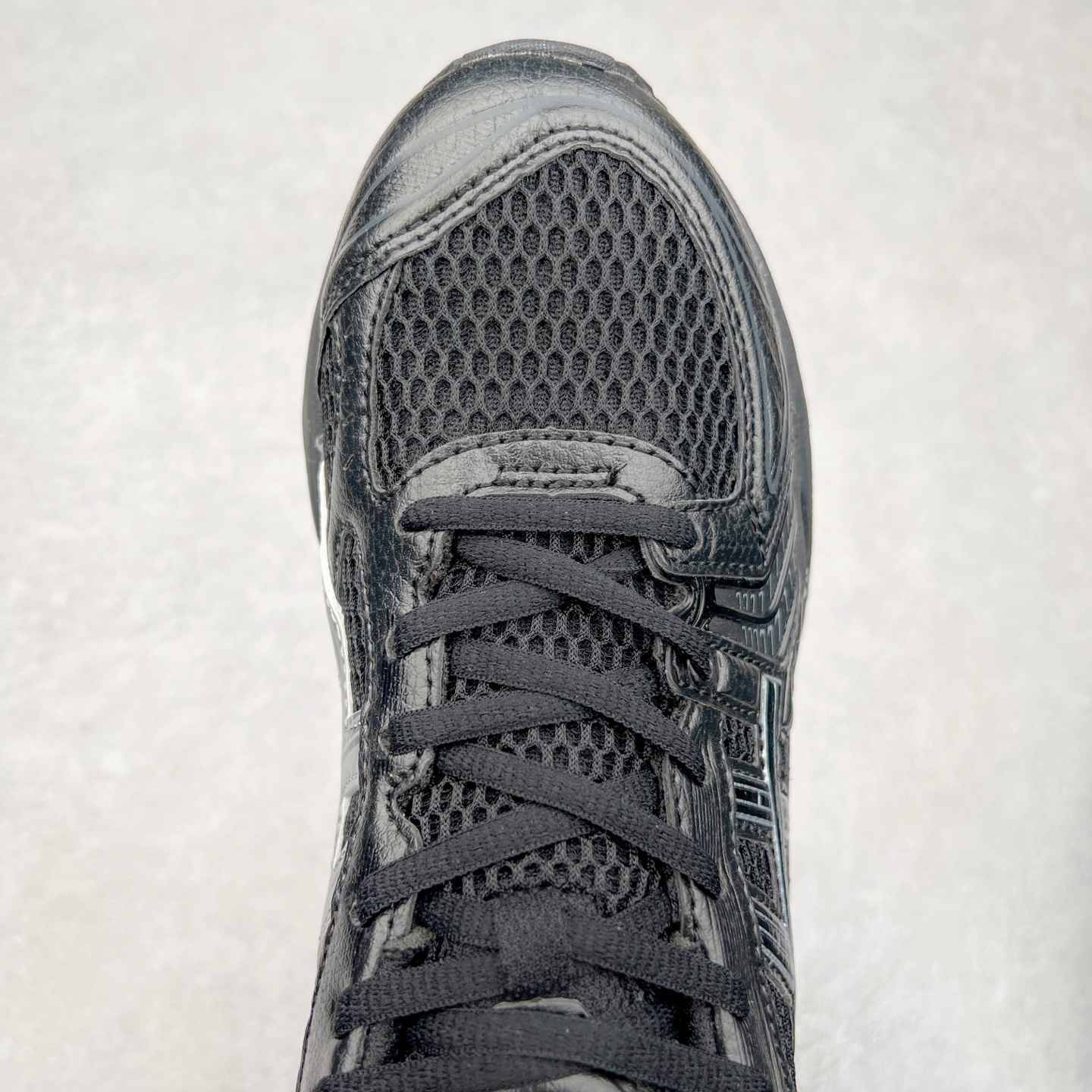 图片[4]-＃特价福利 ASICS GEL-KAYANO 14 亚瑟士K14系列户外复古潮流百搭织物合成革缓震休闲跑步鞋 原装纸板楦头开发 独家私模五层组合大底 原厂定制缓震硅胶加持 原盒原配 官方四联吊牌 原装Ortholite轻量化鞋垫 设计师 Hidenori Yamashita 以「Flash」一词为灵感 创造出未来感金属色鞋面 改造升级内在性能 由内而外全面革新 为 GEL-KAYANO 家族传承及经典跑鞋文化的延续 创下里程碑式作品 K14跑鞋重新诠释了复古的跑步形状 并以其 2000 年代后期的美学理念重新铺装 银色与蓝色的鞋面极为高档 网面铺陈与鞋面、鞋头多处细节位增添了透气性 鞋后跟部中底上以及多密度耐磨鞋底增加了 GEL 缓震胶 提供高抗冲击性、缓冲性、可保护脚部免受地面冲击的影响 穿着舒适性十足 尺码：35.5 36 37 37.5 38 39 39.5 40.5 41.5 42 42.5 43.5 44 45-选品中心