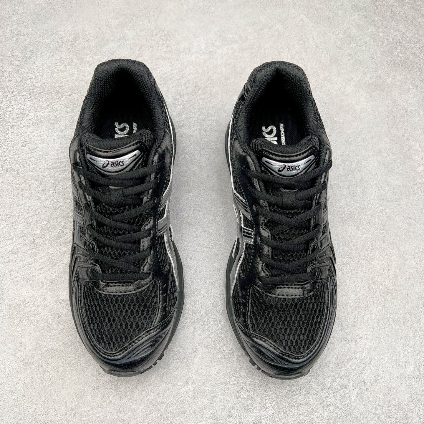 图片[2]-＃特价福利 ASICS GEL-KAYANO 14 亚瑟士K14系列户外复古潮流百搭织物合成革缓震休闲跑步鞋 原装纸板楦头开发 独家私模五层组合大底 原厂定制缓震硅胶加持 原盒原配 官方四联吊牌 原装Ortholite轻量化鞋垫 设计师 Hidenori Yamashita 以「Flash」一词为灵感 创造出未来感金属色鞋面 改造升级内在性能 由内而外全面革新 为 GEL-KAYANO 家族传承及经典跑鞋文化的延续 创下里程碑式作品 K14跑鞋重新诠释了复古的跑步形状 并以其 2000 年代后期的美学理念重新铺装 银色与蓝色的鞋面极为高档 网面铺陈与鞋面、鞋头多处细节位增添了透气性 鞋后跟部中底上以及多密度耐磨鞋底增加了 GEL 缓震胶 提供高抗冲击性、缓冲性、可保护脚部免受地面冲击的影响 穿着舒适性十足 尺码：35.5 36 37 37.5 38 39 39.5 40.5 41.5 42 42.5 43.5 44 45-选品中心