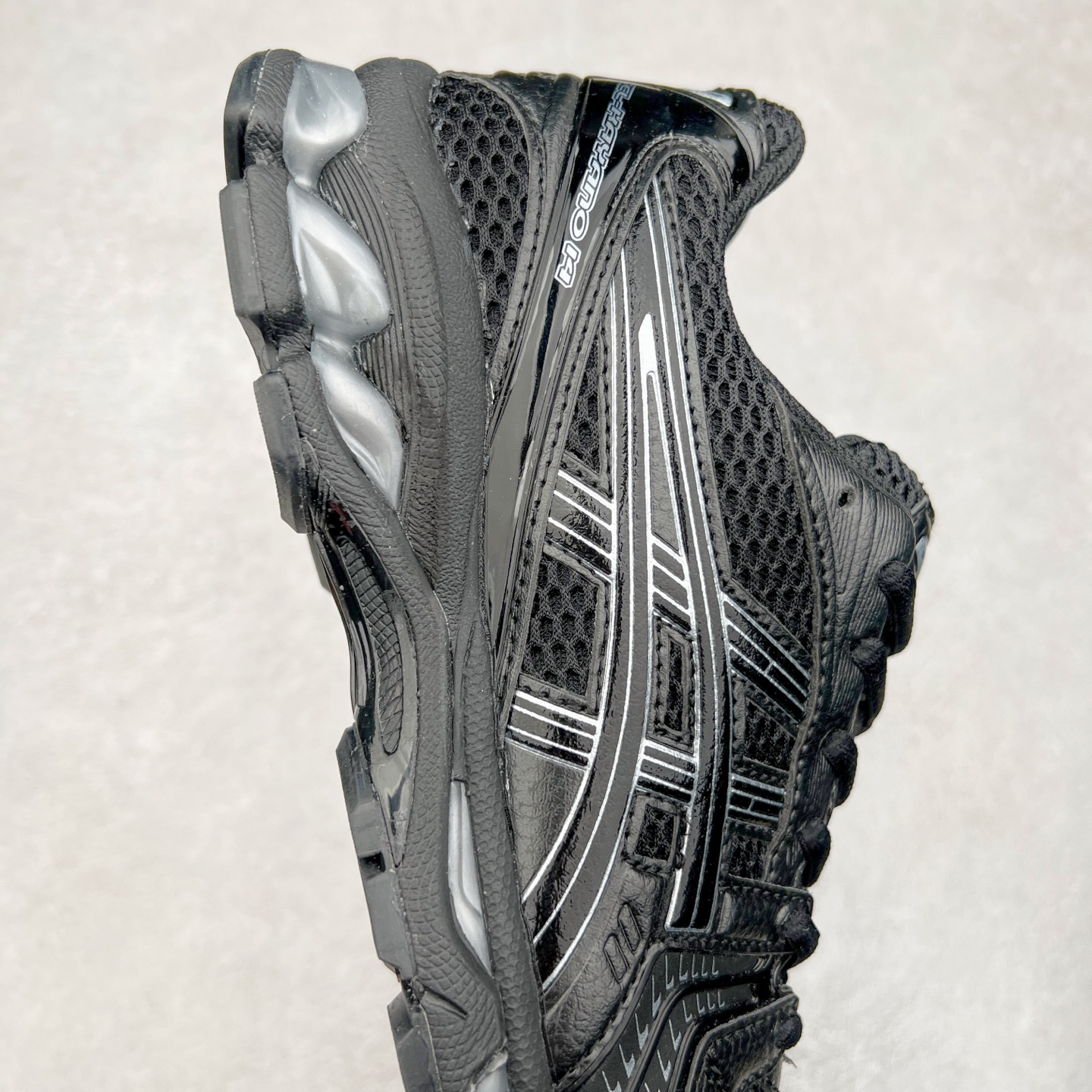 图片[6]-＃特价福利 ASICS GEL-KAYANO 14 亚瑟士K14系列户外复古潮流百搭织物合成革缓震休闲跑步鞋 原装纸板楦头开发 独家私模五层组合大底 原厂定制缓震硅胶加持 原盒原配 官方四联吊牌 原装Ortholite轻量化鞋垫 设计师 Hidenori Yamashita 以「Flash」一词为灵感 创造出未来感金属色鞋面 改造升级内在性能 由内而外全面革新 为 GEL-KAYANO 家族传承及经典跑鞋文化的延续 创下里程碑式作品 K14跑鞋重新诠释了复古的跑步形状 并以其 2000 年代后期的美学理念重新铺装 银色与蓝色的鞋面极为高档 网面铺陈与鞋面、鞋头多处细节位增添了透气性 鞋后跟部中底上以及多密度耐磨鞋底增加了 GEL 缓震胶 提供高抗冲击性、缓冲性、可保护脚部免受地面冲击的影响 穿着舒适性十足 尺码：35.5 36 37 37.5 38 39 39.5 40.5 41.5 42 42.5 43.5 44 45-选品中心