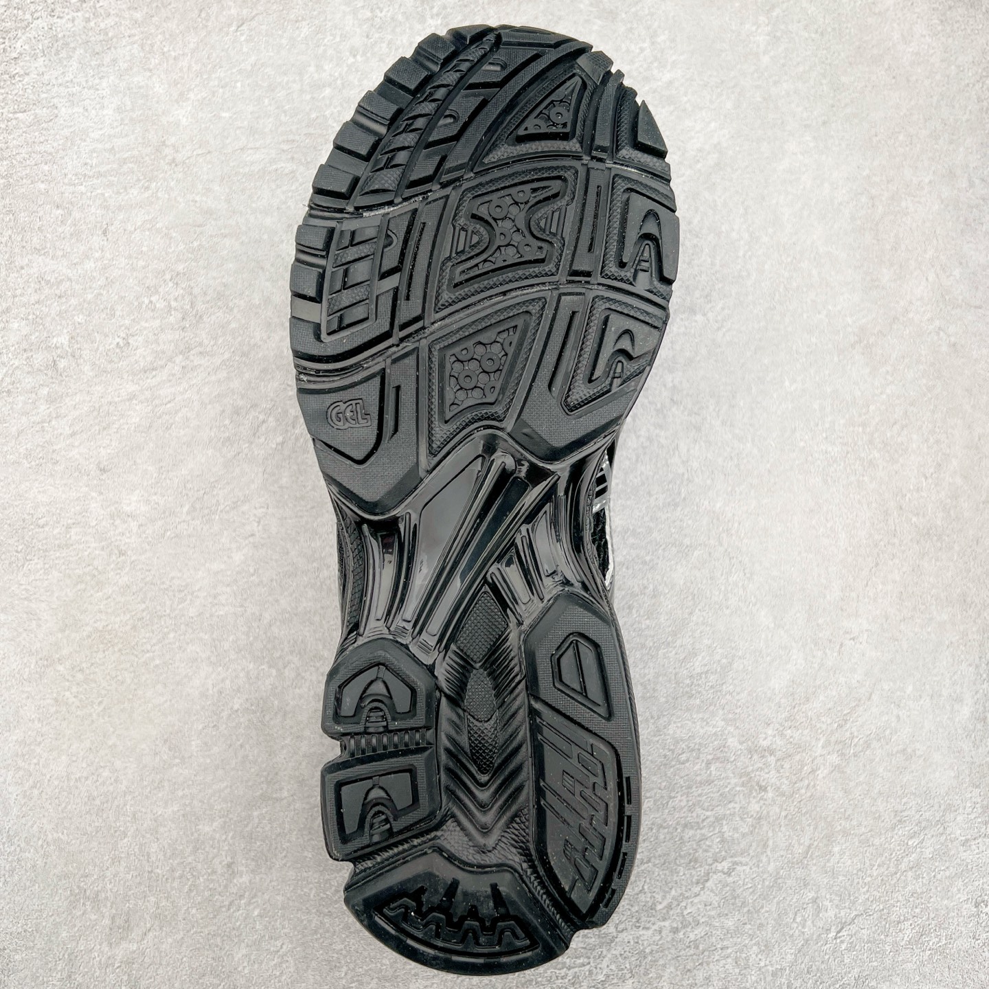 图片[9]-＃特价福利 ASICS GEL-KAYANO 14 亚瑟士K14系列户外复古潮流百搭织物合成革缓震休闲跑步鞋 原装纸板楦头开发 独家私模五层组合大底 原厂定制缓震硅胶加持 原盒原配 官方四联吊牌 原装Ortholite轻量化鞋垫 设计师 Hidenori Yamashita 以「Flash」一词为灵感 创造出未来感金属色鞋面 改造升级内在性能 由内而外全面革新 为 GEL-KAYANO 家族传承及经典跑鞋文化的延续 创下里程碑式作品 K14跑鞋重新诠释了复古的跑步形状 并以其 2000 年代后期的美学理念重新铺装 银色与蓝色的鞋面极为高档 网面铺陈与鞋面、鞋头多处细节位增添了透气性 鞋后跟部中底上以及多密度耐磨鞋底增加了 GEL 缓震胶 提供高抗冲击性、缓冲性、可保护脚部免受地面冲击的影响 穿着舒适性十足 尺码：35.5 36 37 37.5 38 39 39.5 40.5 41.5 42 42.5 43.5 44 45-选品中心