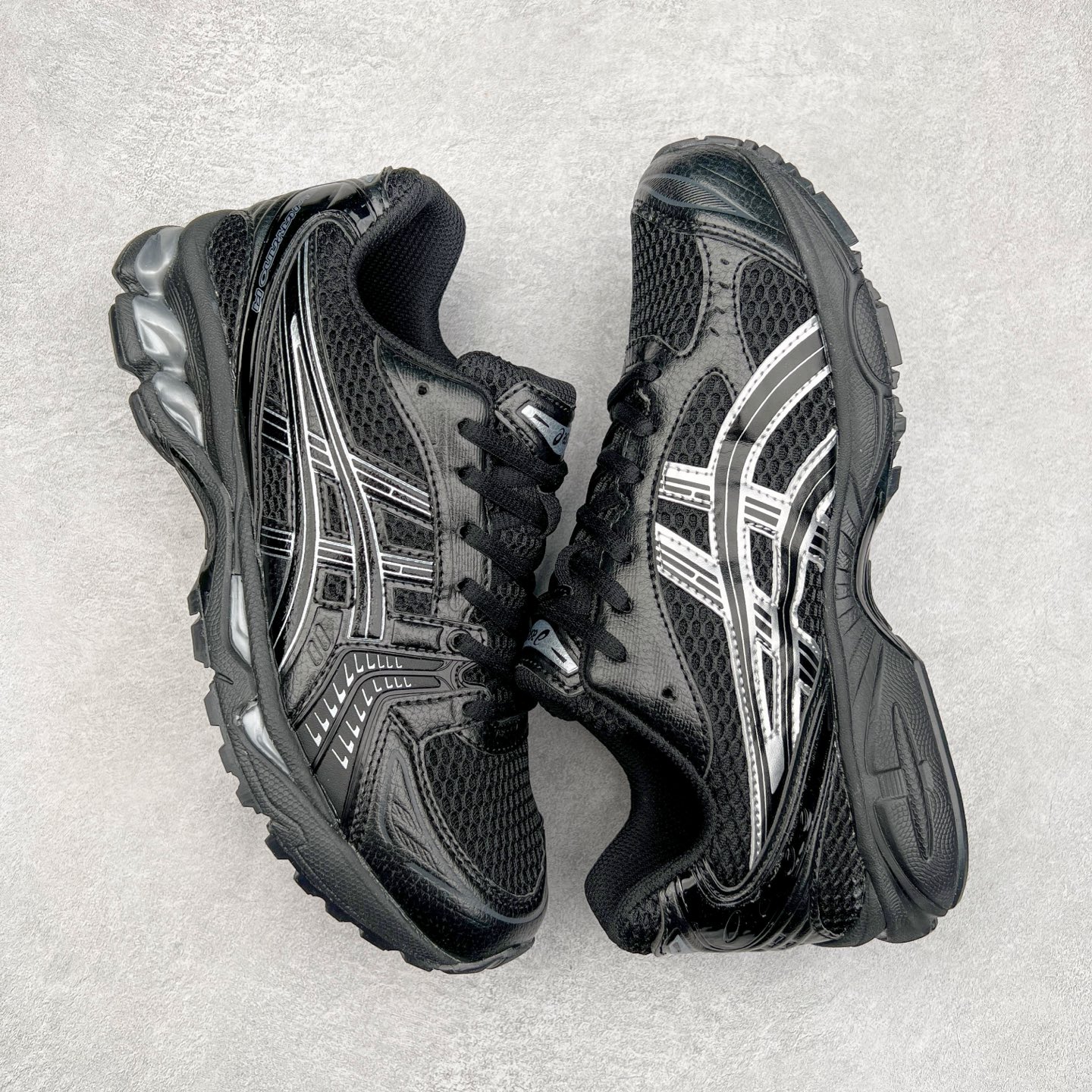 图片[3]-＃特价福利 ASICS GEL-KAYANO 14 亚瑟士K14系列户外复古潮流百搭织物合成革缓震休闲跑步鞋 原装纸板楦头开发 独家私模五层组合大底 原厂定制缓震硅胶加持 原盒原配 官方四联吊牌 原装Ortholite轻量化鞋垫 设计师 Hidenori Yamashita 以「Flash」一词为灵感 创造出未来感金属色鞋面 改造升级内在性能 由内而外全面革新 为 GEL-KAYANO 家族传承及经典跑鞋文化的延续 创下里程碑式作品 K14跑鞋重新诠释了复古的跑步形状 并以其 2000 年代后期的美学理念重新铺装 银色与蓝色的鞋面极为高档 网面铺陈与鞋面、鞋头多处细节位增添了透气性 鞋后跟部中底上以及多密度耐磨鞋底增加了 GEL 缓震胶 提供高抗冲击性、缓冲性、可保护脚部免受地面冲击的影响 穿着舒适性十足 尺码：35.5 36 37 37.5 38 39 39.5 40.5 41.5 42 42.5 43.5 44 45-选品中心