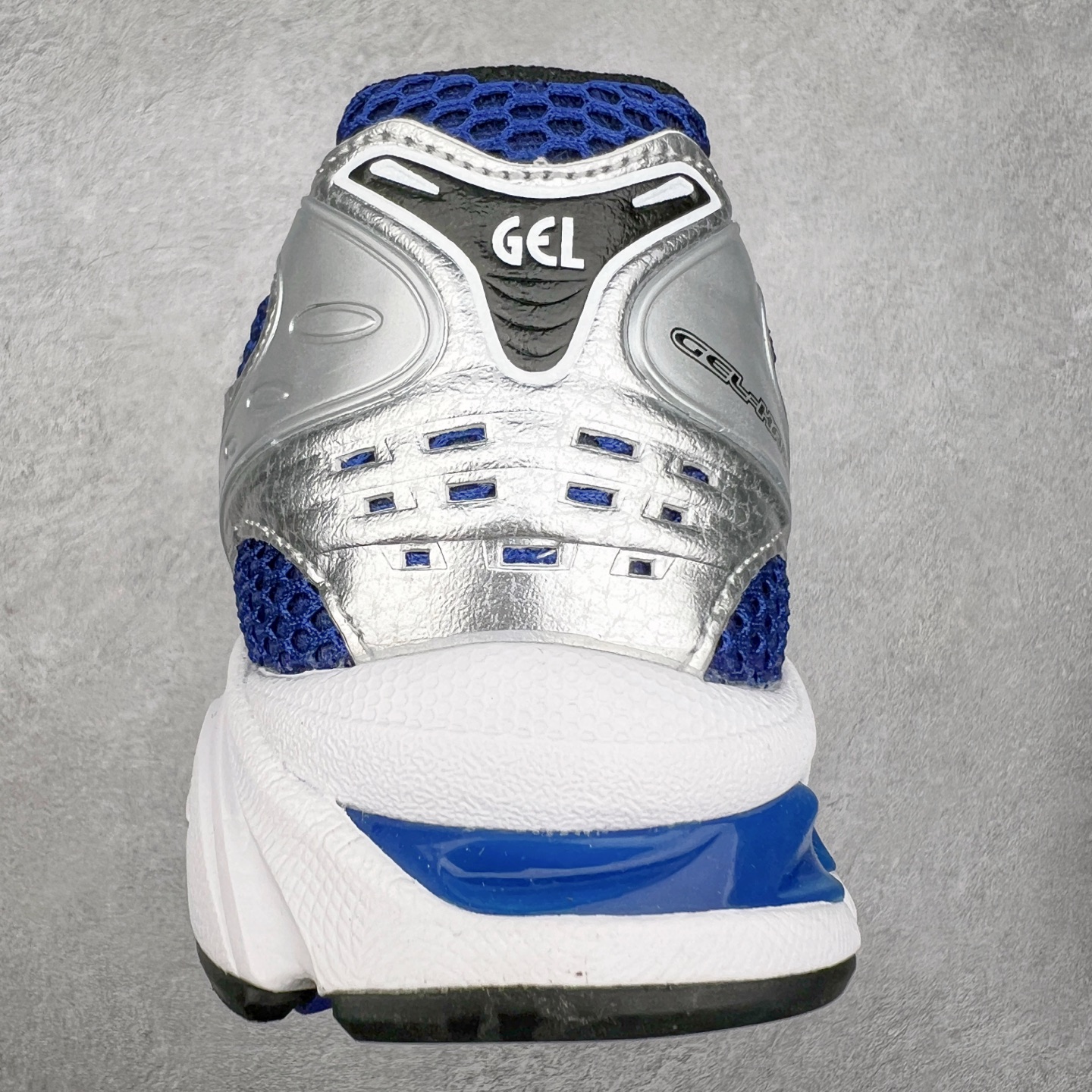 图片[8]-＃特价福利 ASICS GEL-KAYANO 14 亚瑟士K14系列户外复古潮流百搭织物合成革缓震休闲跑步鞋 原装纸板楦头开发 独家私模五层组合大底 原厂定制缓震硅胶加持 原盒原配 官方四联吊牌 原装Ortholite轻量化鞋垫 设计师 Hidenori Yamashita 以「Flash」一词为灵感 创造出未来感金属色鞋面 改造升级内在性能 由内而外全面革新 为 GEL-KAYANO 家族传承及经典跑鞋文化的延续 创下里程碑式作品 K14跑鞋重新诠释了复古的跑步形状 并以其 2000 年代后期的美学理念重新铺装 银色与蓝色的鞋面极为高档 网面铺陈与鞋面、鞋头多处细节位增添了透气性 鞋后跟部中底上以及多密度耐磨鞋底增加了 GEL 缓震胶 提供高抗冲击性、缓冲性、可保护脚部免受地面冲击的影响 穿着舒适性十足 尺码：35.5 36 37 37.5 38 39 39.5 40.5 41.5 42 42.5 43.5 44 45-选品中心