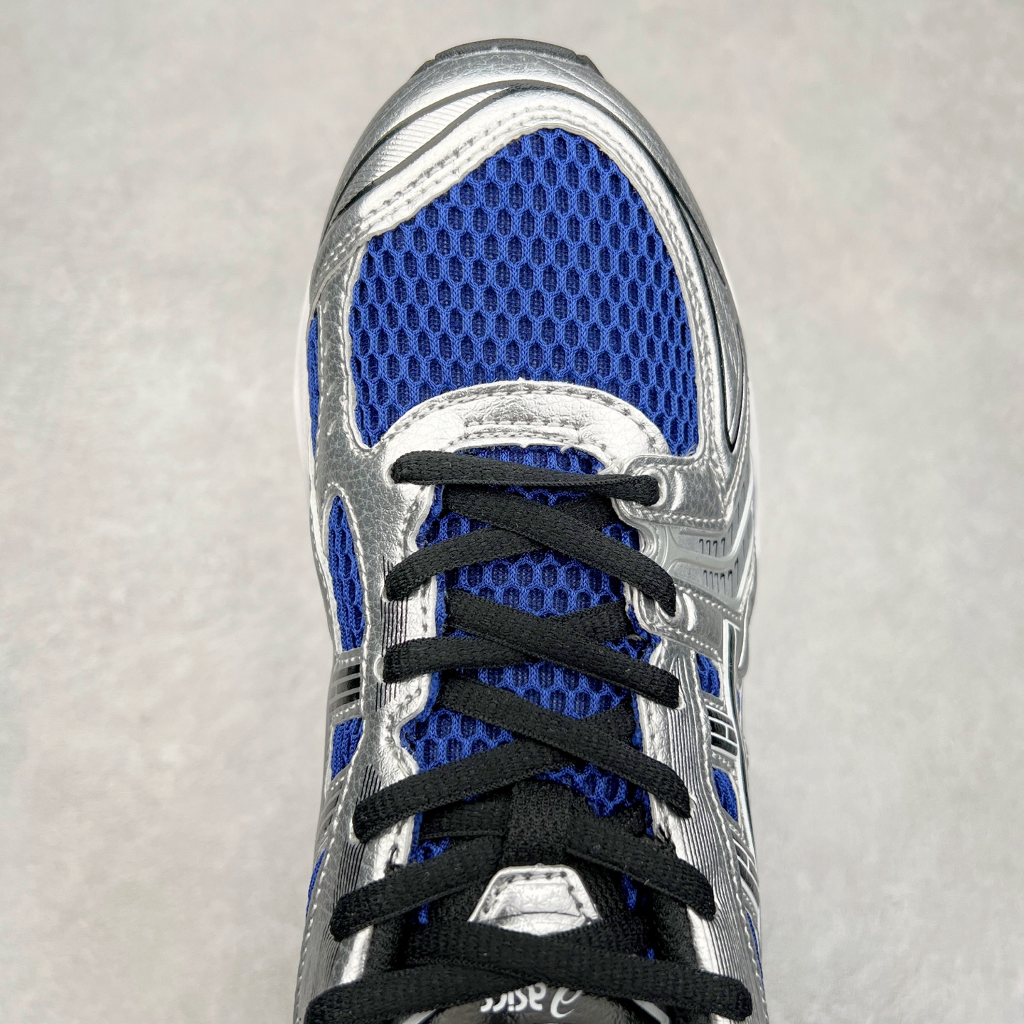 图片[4]-＃特价福利 ASICS GEL-KAYANO 14 亚瑟士K14系列户外复古潮流百搭织物合成革缓震休闲跑步鞋 原装纸板楦头开发 独家私模五层组合大底 原厂定制缓震硅胶加持 原盒原配 官方四联吊牌 原装Ortholite轻量化鞋垫 设计师 Hidenori Yamashita 以「Flash」一词为灵感 创造出未来感金属色鞋面 改造升级内在性能 由内而外全面革新 为 GEL-KAYANO 家族传承及经典跑鞋文化的延续 创下里程碑式作品 K14跑鞋重新诠释了复古的跑步形状 并以其 2000 年代后期的美学理念重新铺装 银色与蓝色的鞋面极为高档 网面铺陈与鞋面、鞋头多处细节位增添了透气性 鞋后跟部中底上以及多密度耐磨鞋底增加了 GEL 缓震胶 提供高抗冲击性、缓冲性、可保护脚部免受地面冲击的影响 穿着舒适性十足 尺码：35.5 36 37 37.5 38 39 39.5 40.5 41.5 42 42.5 43.5 44 45-选品中心