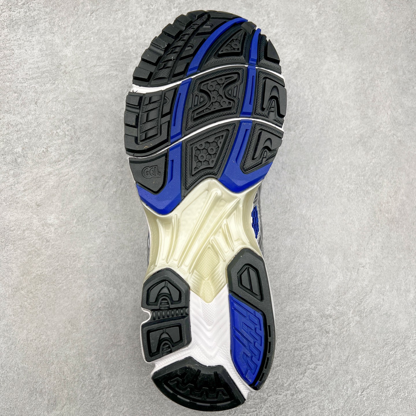 图片[9]-＃特价福利 ASICS GEL-KAYANO 14 亚瑟士K14系列户外复古潮流百搭织物合成革缓震休闲跑步鞋 原装纸板楦头开发 独家私模五层组合大底 原厂定制缓震硅胶加持 原盒原配 官方四联吊牌 原装Ortholite轻量化鞋垫 设计师 Hidenori Yamashita 以「Flash」一词为灵感 创造出未来感金属色鞋面 改造升级内在性能 由内而外全面革新 为 GEL-KAYANO 家族传承及经典跑鞋文化的延续 创下里程碑式作品 K14跑鞋重新诠释了复古的跑步形状 并以其 2000 年代后期的美学理念重新铺装 银色与蓝色的鞋面极为高档 网面铺陈与鞋面、鞋头多处细节位增添了透气性 鞋后跟部中底上以及多密度耐磨鞋底增加了 GEL 缓震胶 提供高抗冲击性、缓冲性、可保护脚部免受地面冲击的影响 穿着舒适性十足 尺码：35.5 36 37 37.5 38 39 39.5 40.5 41.5 42 42.5 43.5 44 45-选品中心