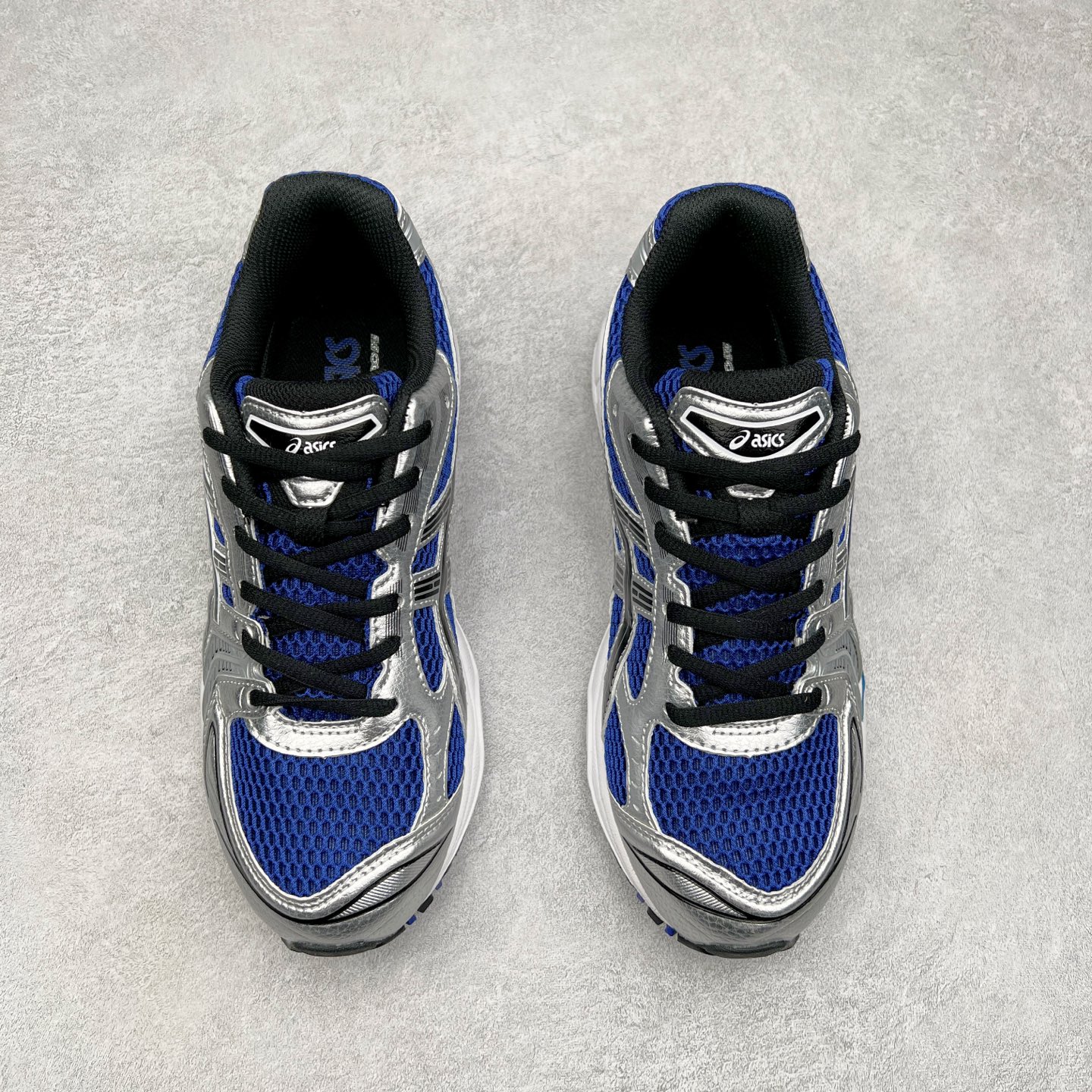 图片[2]-＃特价福利 ASICS GEL-KAYANO 14 亚瑟士K14系列户外复古潮流百搭织物合成革缓震休闲跑步鞋 原装纸板楦头开发 独家私模五层组合大底 原厂定制缓震硅胶加持 原盒原配 官方四联吊牌 原装Ortholite轻量化鞋垫 设计师 Hidenori Yamashita 以「Flash」一词为灵感 创造出未来感金属色鞋面 改造升级内在性能 由内而外全面革新 为 GEL-KAYANO 家族传承及经典跑鞋文化的延续 创下里程碑式作品 K14跑鞋重新诠释了复古的跑步形状 并以其 2000 年代后期的美学理念重新铺装 银色与蓝色的鞋面极为高档 网面铺陈与鞋面、鞋头多处细节位增添了透气性 鞋后跟部中底上以及多密度耐磨鞋底增加了 GEL 缓震胶 提供高抗冲击性、缓冲性、可保护脚部免受地面冲击的影响 穿着舒适性十足 尺码：35.5 36 37 37.5 38 39 39.5 40.5 41.5 42 42.5 43.5 44 45-选品中心
