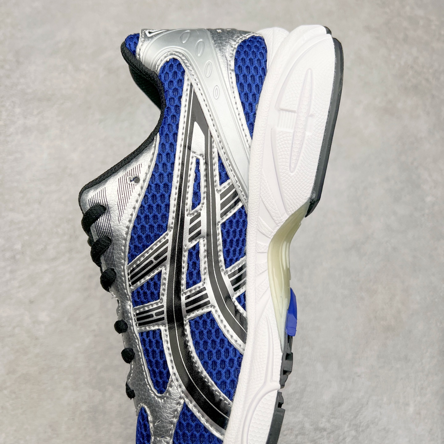 图片[7]-＃特价福利 ASICS GEL-KAYANO 14 亚瑟士K14系列户外复古潮流百搭织物合成革缓震休闲跑步鞋 原装纸板楦头开发 独家私模五层组合大底 原厂定制缓震硅胶加持 原盒原配 官方四联吊牌 原装Ortholite轻量化鞋垫 设计师 Hidenori Yamashita 以「Flash」一词为灵感 创造出未来感金属色鞋面 改造升级内在性能 由内而外全面革新 为 GEL-KAYANO 家族传承及经典跑鞋文化的延续 创下里程碑式作品 K14跑鞋重新诠释了复古的跑步形状 并以其 2000 年代后期的美学理念重新铺装 银色与蓝色的鞋面极为高档 网面铺陈与鞋面、鞋头多处细节位增添了透气性 鞋后跟部中底上以及多密度耐磨鞋底增加了 GEL 缓震胶 提供高抗冲击性、缓冲性、可保护脚部免受地面冲击的影响 穿着舒适性十足 尺码：35.5 36 37 37.5 38 39 39.5 40.5 41.5 42 42.5 43.5 44 45-选品中心