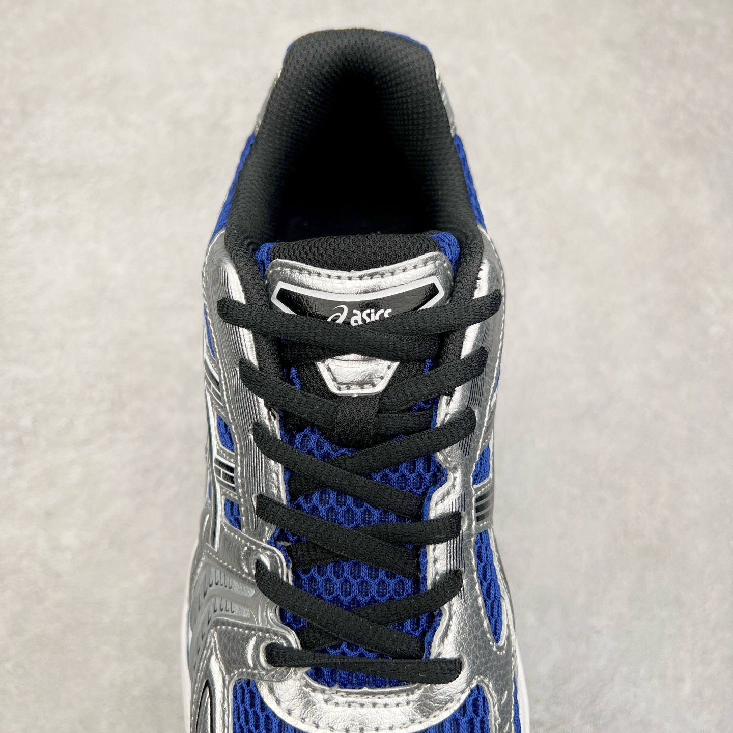 图片[5]-＃特价福利 ASICS GEL-KAYANO 14 亚瑟士K14系列户外复古潮流百搭织物合成革缓震休闲跑步鞋 原装纸板楦头开发 独家私模五层组合大底 原厂定制缓震硅胶加持 原盒原配 官方四联吊牌 原装Ortholite轻量化鞋垫 设计师 Hidenori Yamashita 以「Flash」一词为灵感 创造出未来感金属色鞋面 改造升级内在性能 由内而外全面革新 为 GEL-KAYANO 家族传承及经典跑鞋文化的延续 创下里程碑式作品 K14跑鞋重新诠释了复古的跑步形状 并以其 2000 年代后期的美学理念重新铺装 银色与蓝色的鞋面极为高档 网面铺陈与鞋面、鞋头多处细节位增添了透气性 鞋后跟部中底上以及多密度耐磨鞋底增加了 GEL 缓震胶 提供高抗冲击性、缓冲性、可保护脚部免受地面冲击的影响 穿着舒适性十足 尺码：35.5 36 37 37.5 38 39 39.5 40.5 41.5 42 42.5 43.5 44 45-选品中心