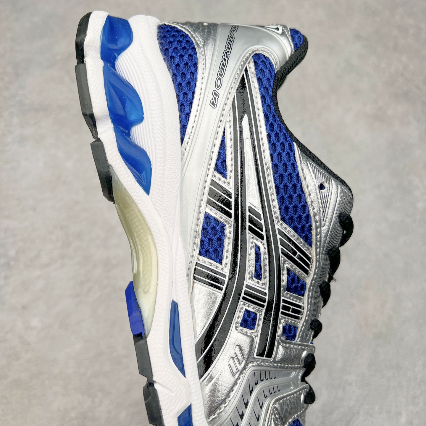 图片[6]-＃特价福利 ASICS GEL-KAYANO 14 亚瑟士K14系列户外复古潮流百搭织物合成革缓震休闲跑步鞋 原装纸板楦头开发 独家私模五层组合大底 原厂定制缓震硅胶加持 原盒原配 官方四联吊牌 原装Ortholite轻量化鞋垫 设计师 Hidenori Yamashita 以「Flash」一词为灵感 创造出未来感金属色鞋面 改造升级内在性能 由内而外全面革新 为 GEL-KAYANO 家族传承及经典跑鞋文化的延续 创下里程碑式作品 K14跑鞋重新诠释了复古的跑步形状 并以其 2000 年代后期的美学理念重新铺装 银色与蓝色的鞋面极为高档 网面铺陈与鞋面、鞋头多处细节位增添了透气性 鞋后跟部中底上以及多密度耐磨鞋底增加了 GEL 缓震胶 提供高抗冲击性、缓冲性、可保护脚部免受地面冲击的影响 穿着舒适性十足 尺码：35.5 36 37 37.5 38 39 39.5 40.5 41.5 42 42.5 43.5 44 45-选品中心