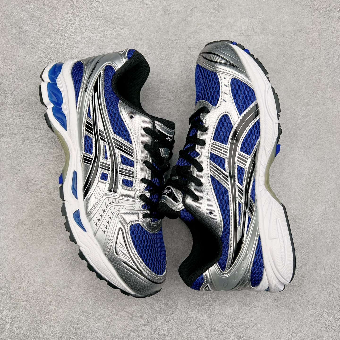 图片[3]-＃特价福利 ASICS GEL-KAYANO 14 亚瑟士K14系列户外复古潮流百搭织物合成革缓震休闲跑步鞋 原装纸板楦头开发 独家私模五层组合大底 原厂定制缓震硅胶加持 原盒原配 官方四联吊牌 原装Ortholite轻量化鞋垫 设计师 Hidenori Yamashita 以「Flash」一词为灵感 创造出未来感金属色鞋面 改造升级内在性能 由内而外全面革新 为 GEL-KAYANO 家族传承及经典跑鞋文化的延续 创下里程碑式作品 K14跑鞋重新诠释了复古的跑步形状 并以其 2000 年代后期的美学理念重新铺装 银色与蓝色的鞋面极为高档 网面铺陈与鞋面、鞋头多处细节位增添了透气性 鞋后跟部中底上以及多密度耐磨鞋底增加了 GEL 缓震胶 提供高抗冲击性、缓冲性、可保护脚部免受地面冲击的影响 穿着舒适性十足 尺码：35.5 36 37 37.5 38 39 39.5 40.5 41.5 42 42.5 43.5 44 45-选品中心