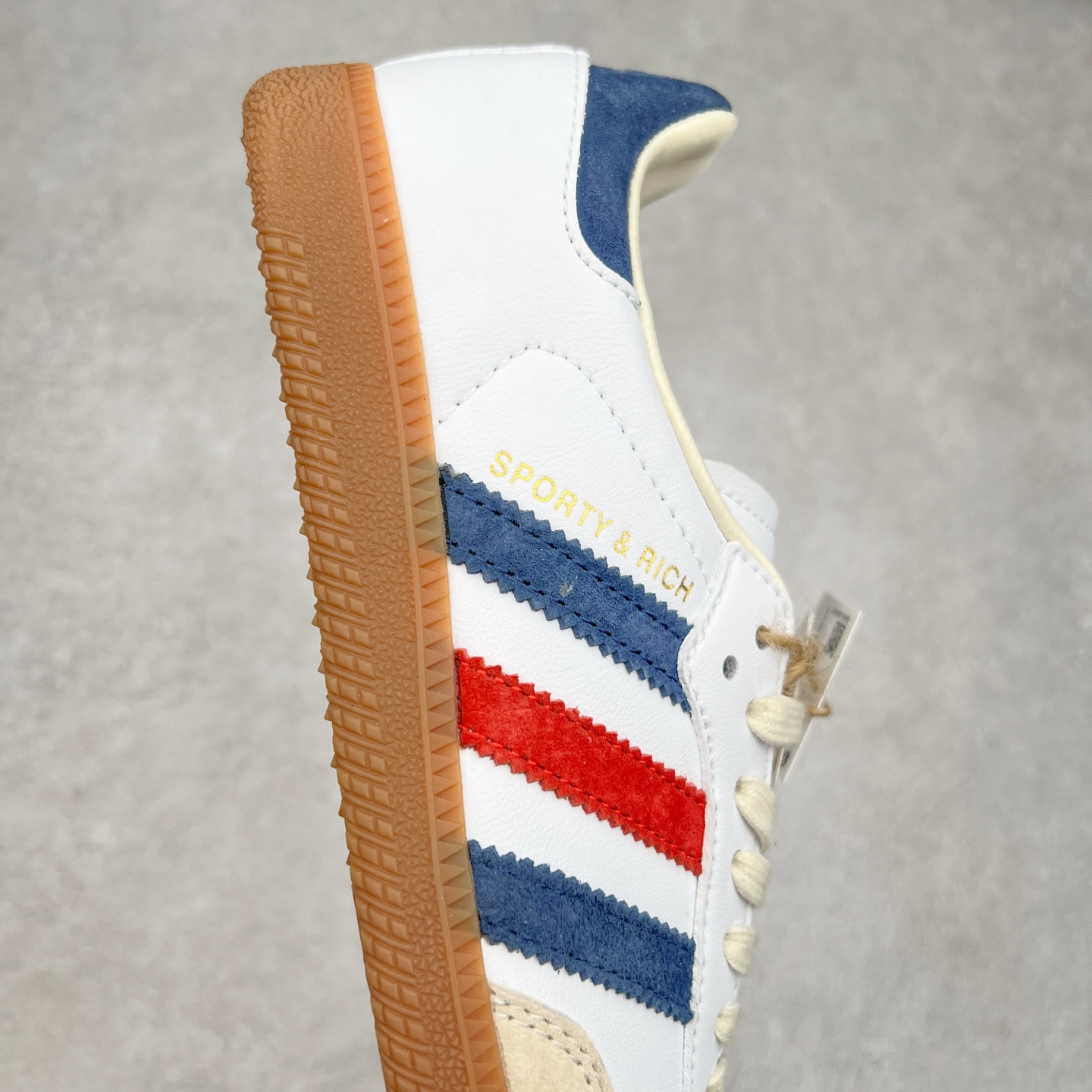 图片[6]-＃福利特价 AD Original Samba OG 复古经典轻便板鞋 IH8338 口碑大厂出品 品控大底版型不断改良更新 全套原纸板楦头开发 确保原汁原味 完美呈现桑巴版型 一比一鞋头弧度高度鞋身弧度 此版本只针对中端市场 皮料材质有所更替 其他数据细节工艺流程均保持一致 绝不口嗨 细节品控鞋型随意对比 正确烫金高频细节 原装纳米超迁皮料 独家私模橡胶大底 原盒原配 这款桑巴鞋展示了高质量的工艺 带有装饰的超锁缝制和无缝的手感 柔软、柔软的皮革造型和标志性的3条纹完成了精致的外观 正规合身鞋带 鞋面上有绒面鞋垫 橡胶鞋底 享受正畸套筒软感 自50年代首次亮相以来就一直在赢得粉丝的青睐 尺码：36 36.5 37.5 38 38.5 39 40 40.5 41 42 42.5 43 44 44.5 45-选品中心