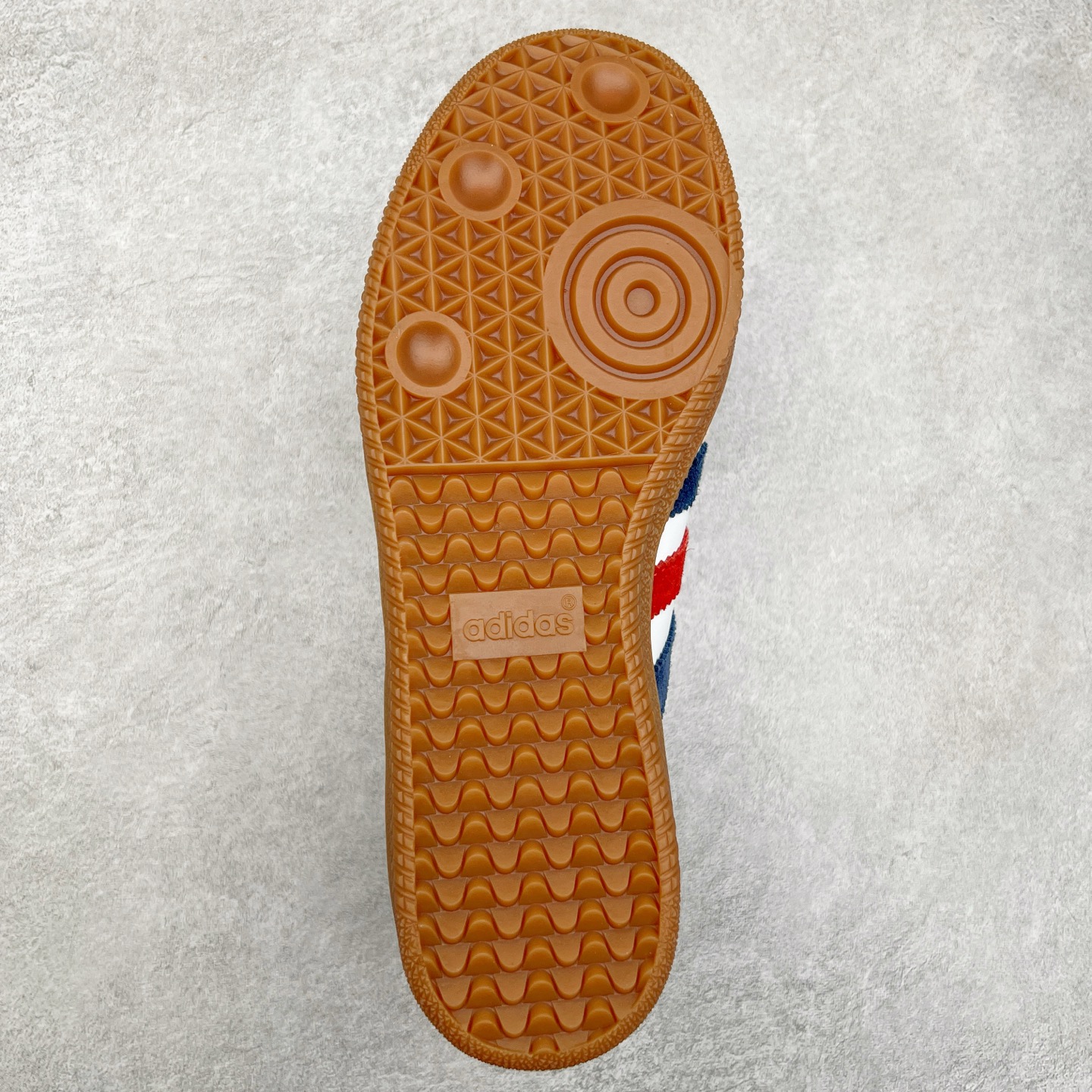 图片[9]-＃福利特价 AD Original Samba OG 复古经典轻便板鞋 IH8338 口碑大厂出品 品控大底版型不断改良更新 全套原纸板楦头开发 确保原汁原味 完美呈现桑巴版型 一比一鞋头弧度高度鞋身弧度 此版本只针对中端市场 皮料材质有所更替 其他数据细节工艺流程均保持一致 绝不口嗨 细节品控鞋型随意对比 正确烫金高频细节 原装纳米超迁皮料 独家私模橡胶大底 原盒原配 这款桑巴鞋展示了高质量的工艺 带有装饰的超锁缝制和无缝的手感 柔软、柔软的皮革造型和标志性的3条纹完成了精致的外观 正规合身鞋带 鞋面上有绒面鞋垫 橡胶鞋底 享受正畸套筒软感 自50年代首次亮相以来就一直在赢得粉丝的青睐 尺码：36 36.5 37.5 38 38.5 39 40 40.5 41 42 42.5 43 44 44.5 45-选品中心