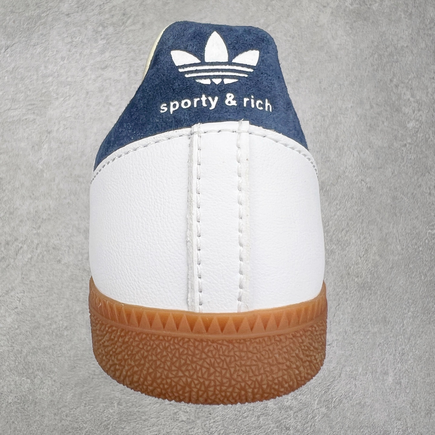 图片[8]-＃福利特价 AD Original Samba OG 复古经典轻便板鞋 IH8338 口碑大厂出品 品控大底版型不断改良更新 全套原纸板楦头开发 确保原汁原味 完美呈现桑巴版型 一比一鞋头弧度高度鞋身弧度 此版本只针对中端市场 皮料材质有所更替 其他数据细节工艺流程均保持一致 绝不口嗨 细节品控鞋型随意对比 正确烫金高频细节 原装纳米超迁皮料 独家私模橡胶大底 原盒原配 这款桑巴鞋展示了高质量的工艺 带有装饰的超锁缝制和无缝的手感 柔软、柔软的皮革造型和标志性的3条纹完成了精致的外观 正规合身鞋带 鞋面上有绒面鞋垫 橡胶鞋底 享受正畸套筒软感 自50年代首次亮相以来就一直在赢得粉丝的青睐 尺码：36 36.5 37.5 38 38.5 39 40 40.5 41 42 42.5 43 44 44.5 45-选品中心