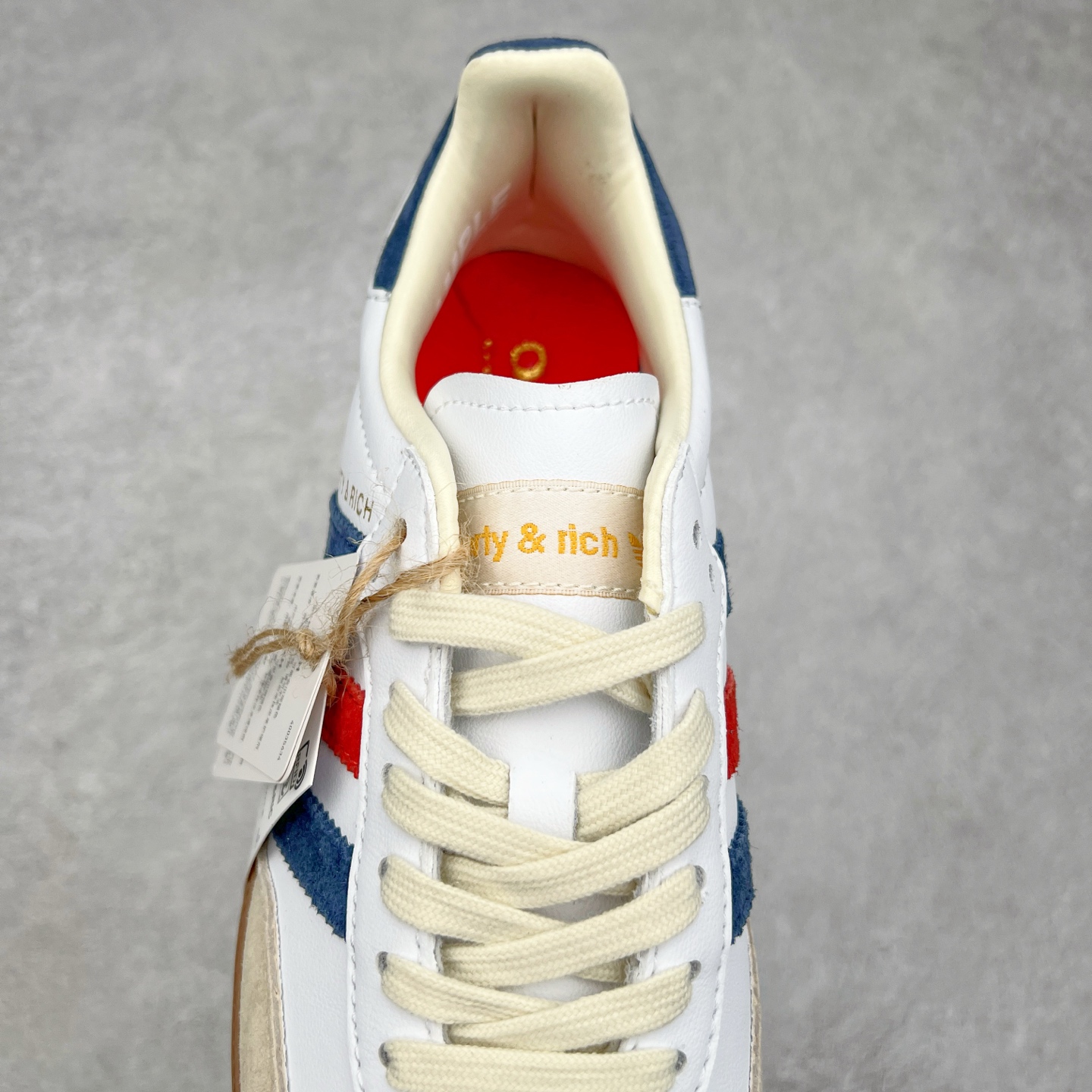 图片[5]-＃福利特价 AD Original Samba OG 复古经典轻便板鞋 IH8338 口碑大厂出品 品控大底版型不断改良更新 全套原纸板楦头开发 确保原汁原味 完美呈现桑巴版型 一比一鞋头弧度高度鞋身弧度 此版本只针对中端市场 皮料材质有所更替 其他数据细节工艺流程均保持一致 绝不口嗨 细节品控鞋型随意对比 正确烫金高频细节 原装纳米超迁皮料 独家私模橡胶大底 原盒原配 这款桑巴鞋展示了高质量的工艺 带有装饰的超锁缝制和无缝的手感 柔软、柔软的皮革造型和标志性的3条纹完成了精致的外观 正规合身鞋带 鞋面上有绒面鞋垫 橡胶鞋底 享受正畸套筒软感 自50年代首次亮相以来就一直在赢得粉丝的青睐 尺码：36 36.5 37.5 38 38.5 39 40 40.5 41 42 42.5 43 44 44.5 45-选品中心