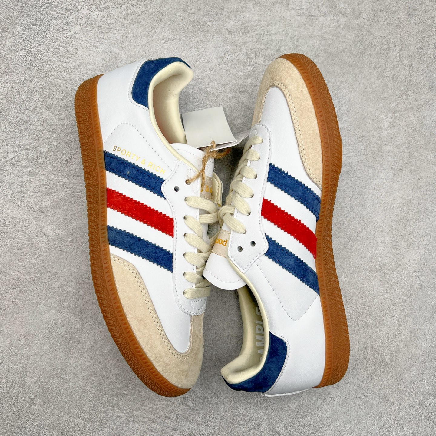 图片[3]-＃福利特价 AD Original Samba OG 复古经典轻便板鞋 IH8338 口碑大厂出品 品控大底版型不断改良更新 全套原纸板楦头开发 确保原汁原味 完美呈现桑巴版型 一比一鞋头弧度高度鞋身弧度 此版本只针对中端市场 皮料材质有所更替 其他数据细节工艺流程均保持一致 绝不口嗨 细节品控鞋型随意对比 正确烫金高频细节 原装纳米超迁皮料 独家私模橡胶大底 原盒原配 这款桑巴鞋展示了高质量的工艺 带有装饰的超锁缝制和无缝的手感 柔软、柔软的皮革造型和标志性的3条纹完成了精致的外观 正规合身鞋带 鞋面上有绒面鞋垫 橡胶鞋底 享受正畸套筒软感 自50年代首次亮相以来就一直在赢得粉丝的青睐 尺码：36 36.5 37.5 38 38.5 39 40 40.5 41 42 42.5 43 44 44.5 45-选品中心