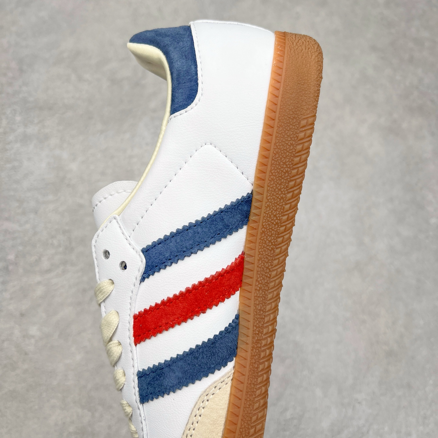 图片[7]-＃福利特价 AD Original Samba OG 复古经典轻便板鞋 IH8338 口碑大厂出品 品控大底版型不断改良更新 全套原纸板楦头开发 确保原汁原味 完美呈现桑巴版型 一比一鞋头弧度高度鞋身弧度 此版本只针对中端市场 皮料材质有所更替 其他数据细节工艺流程均保持一致 绝不口嗨 细节品控鞋型随意对比 正确烫金高频细节 原装纳米超迁皮料 独家私模橡胶大底 原盒原配 这款桑巴鞋展示了高质量的工艺 带有装饰的超锁缝制和无缝的手感 柔软、柔软的皮革造型和标志性的3条纹完成了精致的外观 正规合身鞋带 鞋面上有绒面鞋垫 橡胶鞋底 享受正畸套筒软感 自50年代首次亮相以来就一直在赢得粉丝的青睐 尺码：36 36.5 37.5 38 38.5 39 40 40.5 41 42 42.5 43 44 44.5 45-选品中心