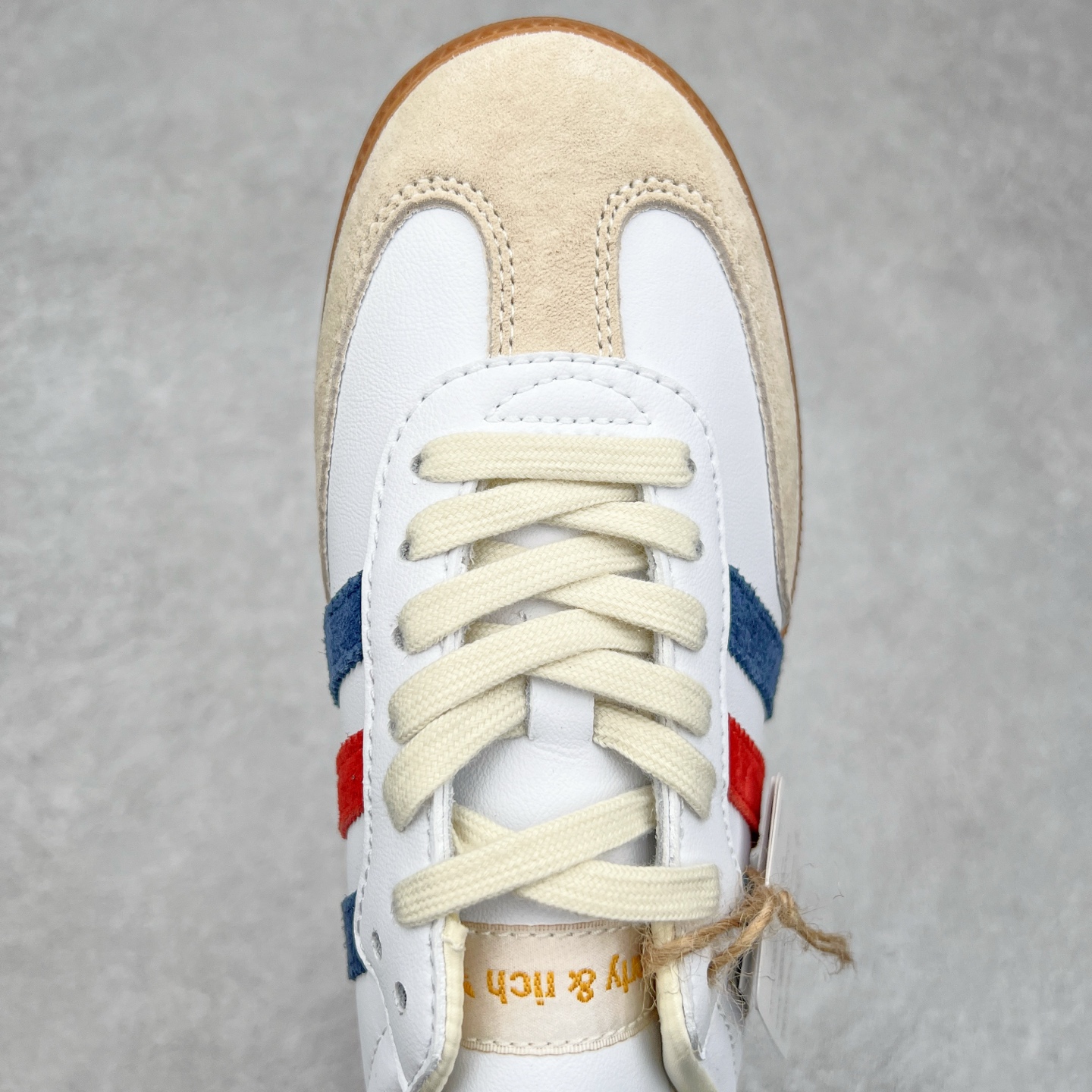 图片[4]-＃福利特价 AD Original Samba OG 复古经典轻便板鞋 IH8338 口碑大厂出品 品控大底版型不断改良更新 全套原纸板楦头开发 确保原汁原味 完美呈现桑巴版型 一比一鞋头弧度高度鞋身弧度 此版本只针对中端市场 皮料材质有所更替 其他数据细节工艺流程均保持一致 绝不口嗨 细节品控鞋型随意对比 正确烫金高频细节 原装纳米超迁皮料 独家私模橡胶大底 原盒原配 这款桑巴鞋展示了高质量的工艺 带有装饰的超锁缝制和无缝的手感 柔软、柔软的皮革造型和标志性的3条纹完成了精致的外观 正规合身鞋带 鞋面上有绒面鞋垫 橡胶鞋底 享受正畸套筒软感 自50年代首次亮相以来就一直在赢得粉丝的青睐 尺码：36 36.5 37.5 38 38.5 39 40 40.5 41 42 42.5 43 44 44.5 45-选品中心