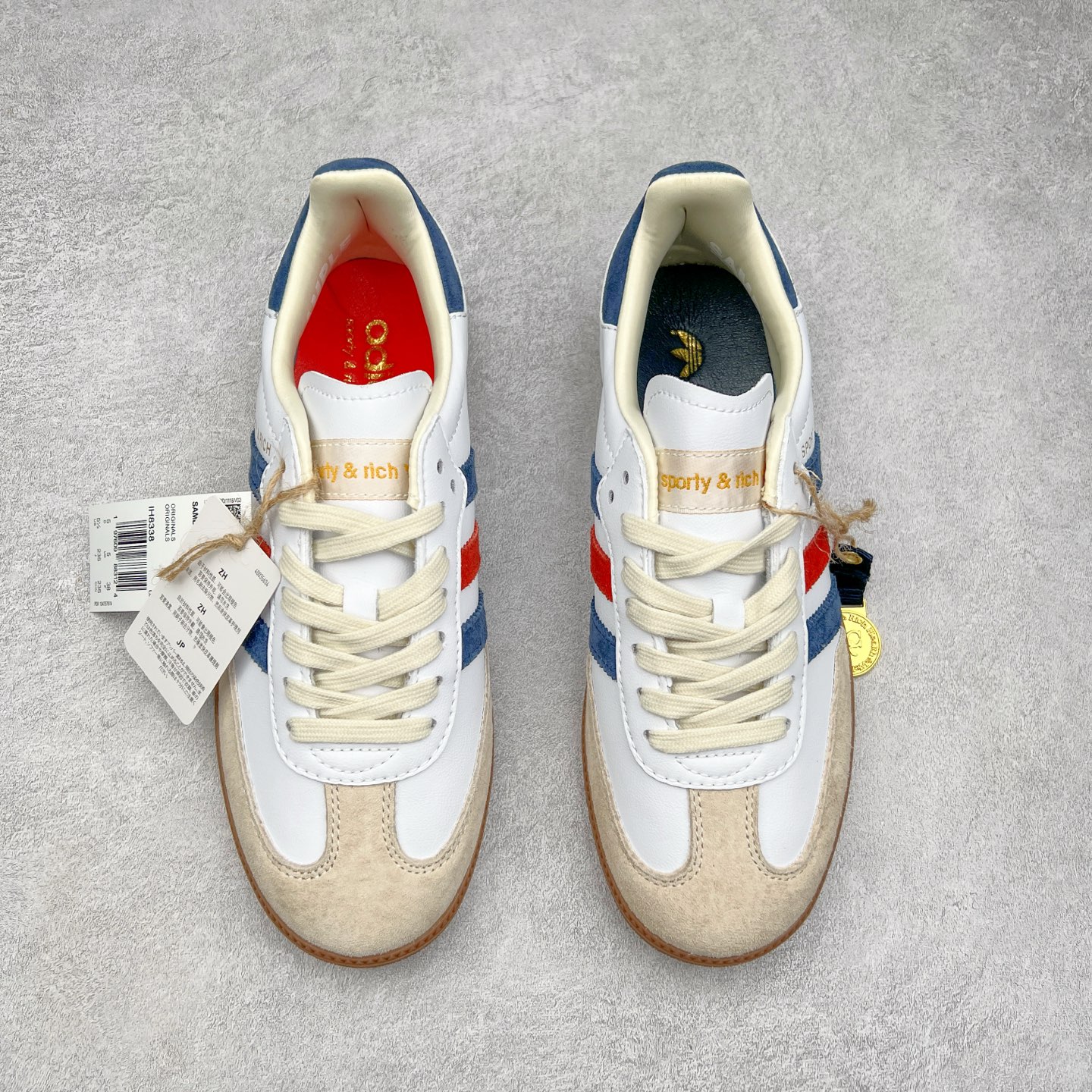 图片[2]-＃福利特价 AD Original Samba OG 复古经典轻便板鞋 IH8338 口碑大厂出品 品控大底版型不断改良更新 全套原纸板楦头开发 确保原汁原味 完美呈现桑巴版型 一比一鞋头弧度高度鞋身弧度 此版本只针对中端市场 皮料材质有所更替 其他数据细节工艺流程均保持一致 绝不口嗨 细节品控鞋型随意对比 正确烫金高频细节 原装纳米超迁皮料 独家私模橡胶大底 原盒原配 这款桑巴鞋展示了高质量的工艺 带有装饰的超锁缝制和无缝的手感 柔软、柔软的皮革造型和标志性的3条纹完成了精致的外观 正规合身鞋带 鞋面上有绒面鞋垫 橡胶鞋底 享受正畸套筒软感 自50年代首次亮相以来就一直在赢得粉丝的青睐 尺码：36 36.5 37.5 38 38.5 39 40 40.5 41 42 42.5 43 44 44.5 45-选品中心