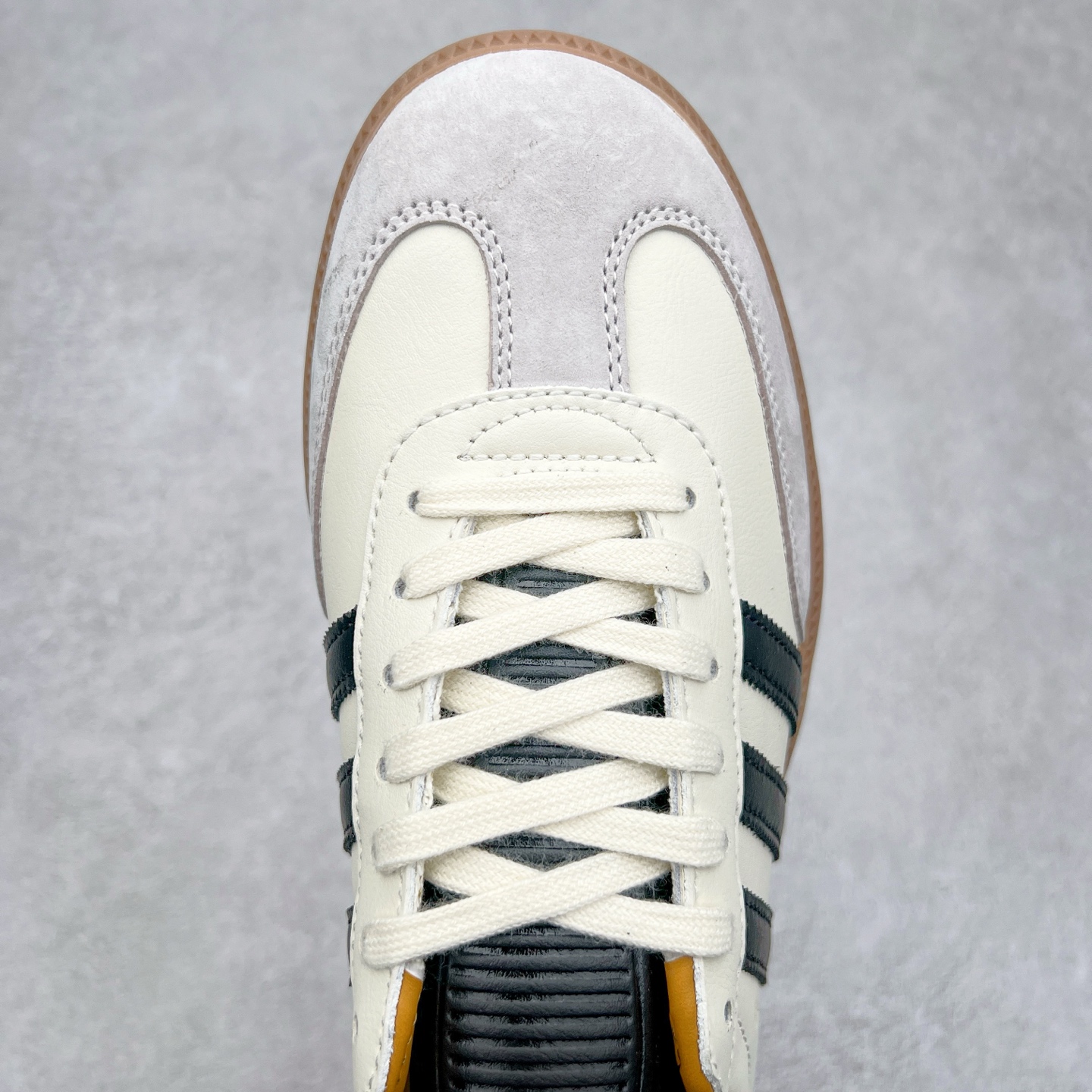 图片[4]-＃福利特价 JJJJound x AD Originals Samba Classic\\\”Studded Pack Black\\\”桑巴舞系列绅士德训足球风百搭低帮休闲运动板鞋 联名奶白灰黑 ID8708 口碑大厂出品 品控大底版型不断改良更新 全套原纸板楦头开发 确保原汁原味 完美呈现版型 一比一鞋头弧度高度鞋身弧度 此版本只针对中端市场 皮料材质有所更替 其他数据细节工艺流程均保持一致 绝不口嗨 细节品控鞋型随意对比 正确烫金高频细节 原装纳米超迁皮料 独家私模橡胶大底 原盒原配 这款桑巴鞋展示了高质量的工艺 带有装饰的超锁缝制和无缝的手感 柔软、柔软的皮革造型和标志性的3条纹完成了精致的外观 正规合身鞋带 鞋面上有绒面鞋垫 橡胶鞋底 享受正畸套筒软感 自50年代首次亮相以来就一直在赢得粉丝的青睐 尺码：36 36.5 37.5 38 38.5 39 40 40.5 41 42 42.5 43 44 44.5 45-选品中心