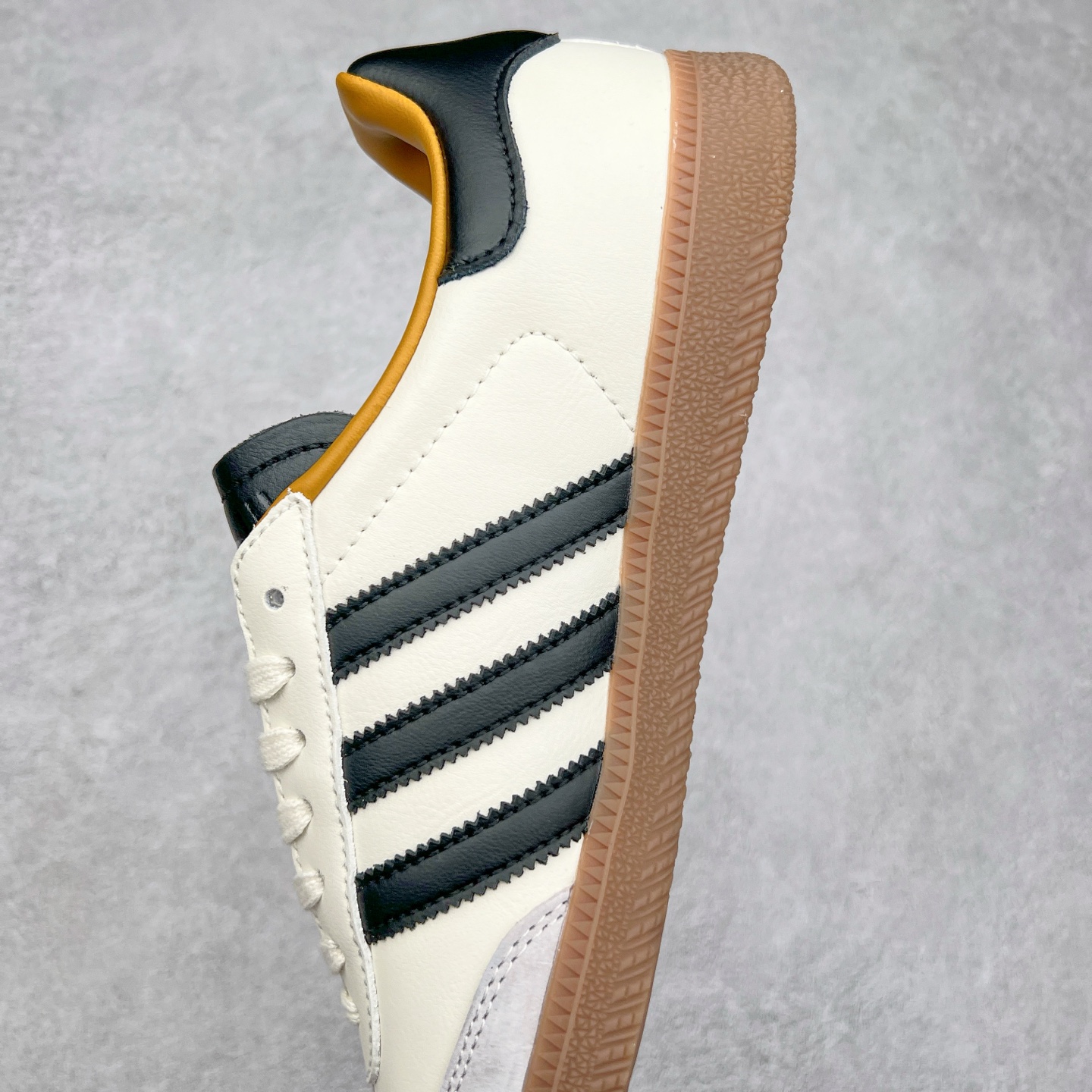 图片[7]-＃福利特价 JJJJound x AD Originals Samba Classic\\\”Studded Pack Black\\\”桑巴舞系列绅士德训足球风百搭低帮休闲运动板鞋 联名奶白灰黑 ID8708 口碑大厂出品 品控大底版型不断改良更新 全套原纸板楦头开发 确保原汁原味 完美呈现版型 一比一鞋头弧度高度鞋身弧度 此版本只针对中端市场 皮料材质有所更替 其他数据细节工艺流程均保持一致 绝不口嗨 细节品控鞋型随意对比 正确烫金高频细节 原装纳米超迁皮料 独家私模橡胶大底 原盒原配 这款桑巴鞋展示了高质量的工艺 带有装饰的超锁缝制和无缝的手感 柔软、柔软的皮革造型和标志性的3条纹完成了精致的外观 正规合身鞋带 鞋面上有绒面鞋垫 橡胶鞋底 享受正畸套筒软感 自50年代首次亮相以来就一直在赢得粉丝的青睐 尺码：36 36.5 37.5 38 38.5 39 40 40.5 41 42 42.5 43 44 44.5 45-选品中心