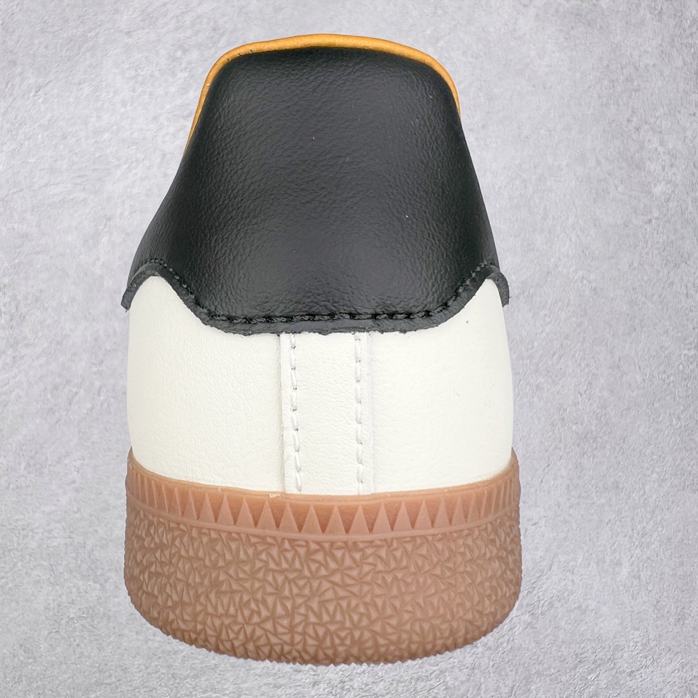 图片[8]-＃福利特价 JJJJound x AD Originals Samba Classic\\\”Studded Pack Black\\\”桑巴舞系列绅士德训足球风百搭低帮休闲运动板鞋 联名奶白灰黑 ID8708 口碑大厂出品 品控大底版型不断改良更新 全套原纸板楦头开发 确保原汁原味 完美呈现版型 一比一鞋头弧度高度鞋身弧度 此版本只针对中端市场 皮料材质有所更替 其他数据细节工艺流程均保持一致 绝不口嗨 细节品控鞋型随意对比 正确烫金高频细节 原装纳米超迁皮料 独家私模橡胶大底 原盒原配 这款桑巴鞋展示了高质量的工艺 带有装饰的超锁缝制和无缝的手感 柔软、柔软的皮革造型和标志性的3条纹完成了精致的外观 正规合身鞋带 鞋面上有绒面鞋垫 橡胶鞋底 享受正畸套筒软感 自50年代首次亮相以来就一直在赢得粉丝的青睐 尺码：36 36.5 37.5 38 38.5 39 40 40.5 41 42 42.5 43 44 44.5 45-选品中心