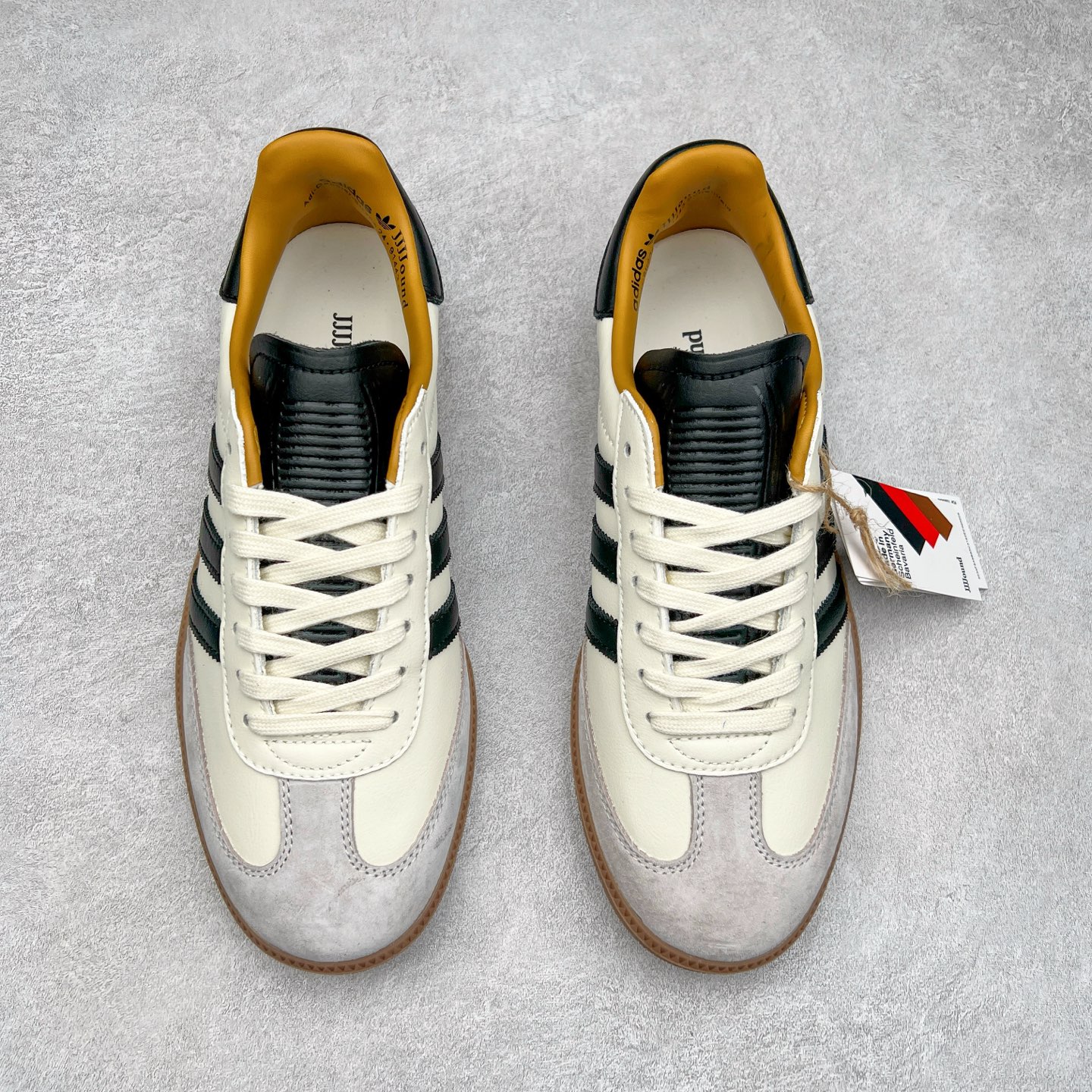 图片[2]-＃福利特价 JJJJound x AD Originals Samba Classic\\\”Studded Pack Black\\\”桑巴舞系列绅士德训足球风百搭低帮休闲运动板鞋 联名奶白灰黑 ID8708 口碑大厂出品 品控大底版型不断改良更新 全套原纸板楦头开发 确保原汁原味 完美呈现版型 一比一鞋头弧度高度鞋身弧度 此版本只针对中端市场 皮料材质有所更替 其他数据细节工艺流程均保持一致 绝不口嗨 细节品控鞋型随意对比 正确烫金高频细节 原装纳米超迁皮料 独家私模橡胶大底 原盒原配 这款桑巴鞋展示了高质量的工艺 带有装饰的超锁缝制和无缝的手感 柔软、柔软的皮革造型和标志性的3条纹完成了精致的外观 正规合身鞋带 鞋面上有绒面鞋垫 橡胶鞋底 享受正畸套筒软感 自50年代首次亮相以来就一直在赢得粉丝的青睐 尺码：36 36.5 37.5 38 38.5 39 40 40.5 41 42 42.5 43 44 44.5 45-选品中心