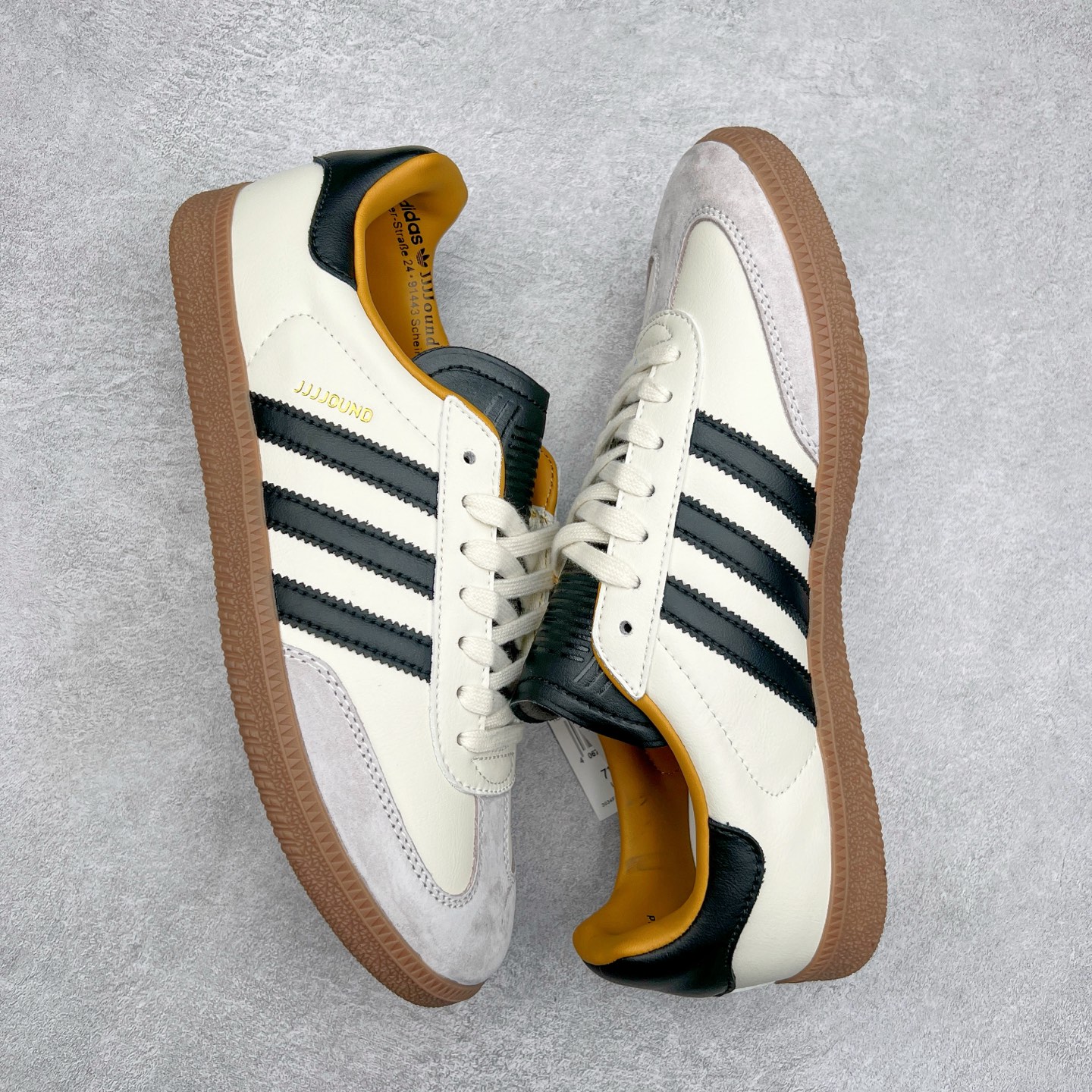 图片[3]-＃福利特价 JJJJound x AD Originals Samba Classic\\\”Studded Pack Black\\\”桑巴舞系列绅士德训足球风百搭低帮休闲运动板鞋 联名奶白灰黑 ID8708 口碑大厂出品 品控大底版型不断改良更新 全套原纸板楦头开发 确保原汁原味 完美呈现版型 一比一鞋头弧度高度鞋身弧度 此版本只针对中端市场 皮料材质有所更替 其他数据细节工艺流程均保持一致 绝不口嗨 细节品控鞋型随意对比 正确烫金高频细节 原装纳米超迁皮料 独家私模橡胶大底 原盒原配 这款桑巴鞋展示了高质量的工艺 带有装饰的超锁缝制和无缝的手感 柔软、柔软的皮革造型和标志性的3条纹完成了精致的外观 正规合身鞋带 鞋面上有绒面鞋垫 橡胶鞋底 享受正畸套筒软感 自50年代首次亮相以来就一直在赢得粉丝的青睐 尺码：36 36.5 37.5 38 38.5 39 40 40.5 41 42 42.5 43 44 44.5 45-选品中心