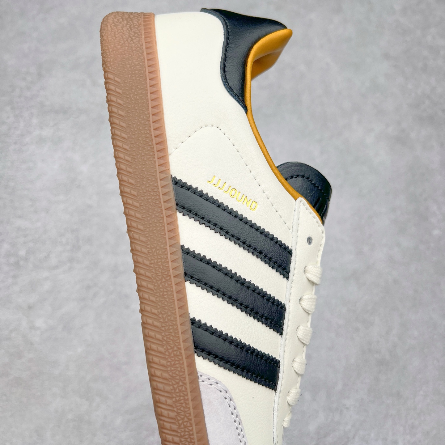 图片[6]-＃福利特价 JJJJound x AD Originals Samba Classic\\\”Studded Pack Black\\\”桑巴舞系列绅士德训足球风百搭低帮休闲运动板鞋 联名奶白灰黑 ID8708 口碑大厂出品 品控大底版型不断改良更新 全套原纸板楦头开发 确保原汁原味 完美呈现版型 一比一鞋头弧度高度鞋身弧度 此版本只针对中端市场 皮料材质有所更替 其他数据细节工艺流程均保持一致 绝不口嗨 细节品控鞋型随意对比 正确烫金高频细节 原装纳米超迁皮料 独家私模橡胶大底 原盒原配 这款桑巴鞋展示了高质量的工艺 带有装饰的超锁缝制和无缝的手感 柔软、柔软的皮革造型和标志性的3条纹完成了精致的外观 正规合身鞋带 鞋面上有绒面鞋垫 橡胶鞋底 享受正畸套筒软感 自50年代首次亮相以来就一直在赢得粉丝的青睐 尺码：36 36.5 37.5 38 38.5 39 40 40.5 41 42 42.5 43 44 44.5 45-选品中心