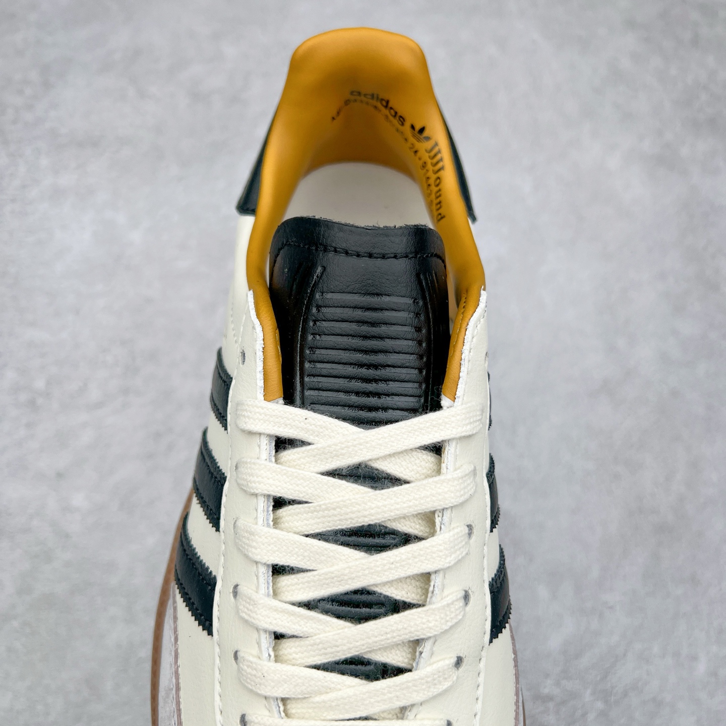 图片[5]-＃福利特价 JJJJound x AD Originals Samba Classic\\\”Studded Pack Black\\\”桑巴舞系列绅士德训足球风百搭低帮休闲运动板鞋 联名奶白灰黑 ID8708 口碑大厂出品 品控大底版型不断改良更新 全套原纸板楦头开发 确保原汁原味 完美呈现版型 一比一鞋头弧度高度鞋身弧度 此版本只针对中端市场 皮料材质有所更替 其他数据细节工艺流程均保持一致 绝不口嗨 细节品控鞋型随意对比 正确烫金高频细节 原装纳米超迁皮料 独家私模橡胶大底 原盒原配 这款桑巴鞋展示了高质量的工艺 带有装饰的超锁缝制和无缝的手感 柔软、柔软的皮革造型和标志性的3条纹完成了精致的外观 正规合身鞋带 鞋面上有绒面鞋垫 橡胶鞋底 享受正畸套筒软感 自50年代首次亮相以来就一直在赢得粉丝的青睐 尺码：36 36.5 37.5 38 38.5 39 40 40.5 41 42 42.5 43 44 44.5 45-选品中心