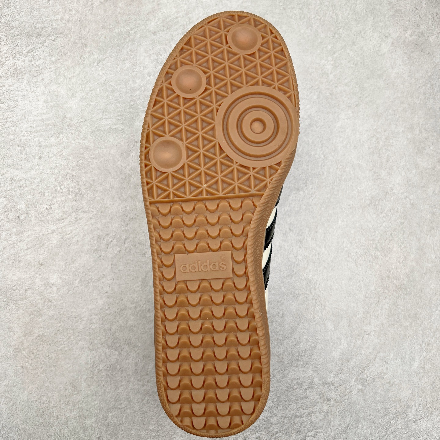 图片[9]-＃福利特价 JJJJound x AD Originals Samba Classic\\\”Studded Pack Black\\\”桑巴舞系列绅士德训足球风百搭低帮休闲运动板鞋 联名奶白灰黑 ID8708 口碑大厂出品 品控大底版型不断改良更新 全套原纸板楦头开发 确保原汁原味 完美呈现版型 一比一鞋头弧度高度鞋身弧度 此版本只针对中端市场 皮料材质有所更替 其他数据细节工艺流程均保持一致 绝不口嗨 细节品控鞋型随意对比 正确烫金高频细节 原装纳米超迁皮料 独家私模橡胶大底 原盒原配 这款桑巴鞋展示了高质量的工艺 带有装饰的超锁缝制和无缝的手感 柔软、柔软的皮革造型和标志性的3条纹完成了精致的外观 正规合身鞋带 鞋面上有绒面鞋垫 橡胶鞋底 享受正畸套筒软感 自50年代首次亮相以来就一直在赢得粉丝的青睐 尺码：36 36.5 37.5 38 38.5 39 40 40.5 41 42 42.5 43 44 44.5 45-选品中心