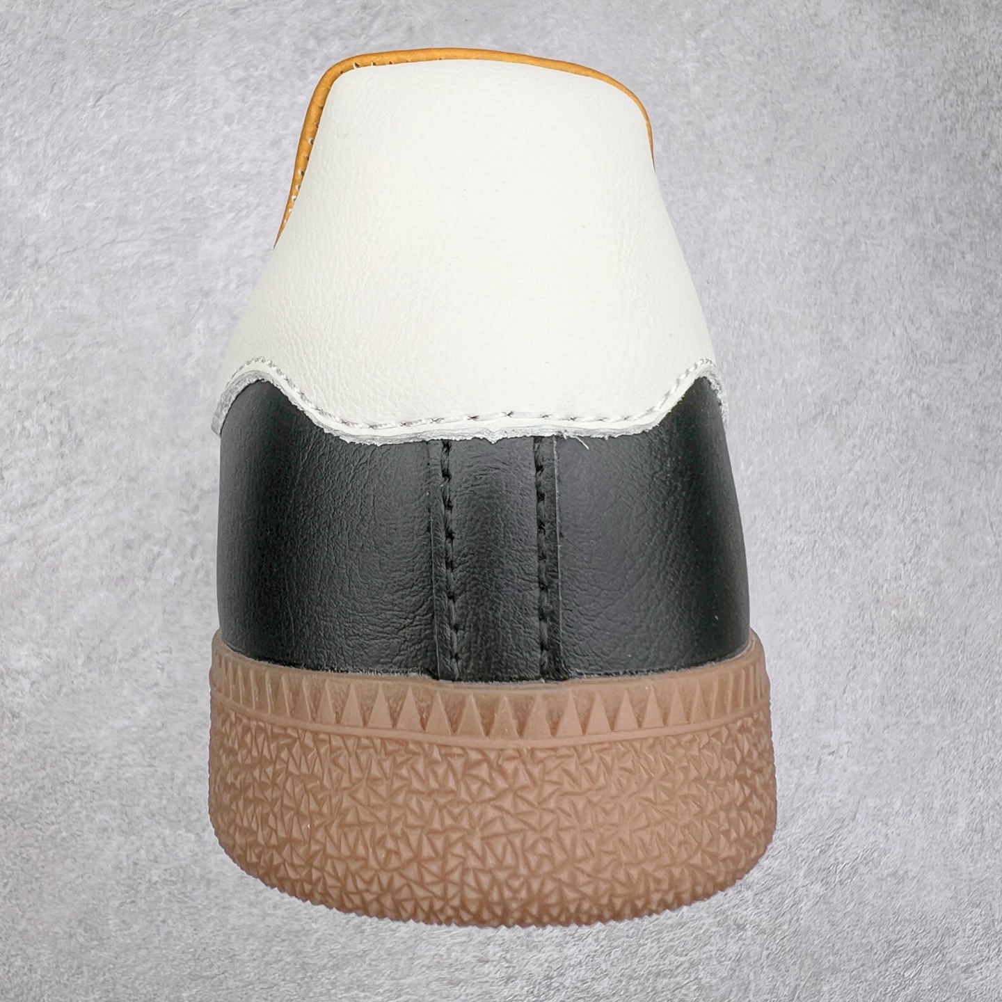 图片[8]-＃福利特价 JJJJound x AD Originals Samba Classic\\\”Studded Pack Black\\\”桑巴舞系列绅士德训足球风百搭低帮休闲运动板鞋 联名黑白 ID8707 口碑大厂出品 品控大底版型不断改良更新 全套原纸板楦头开发 确保原汁原味 完美呈现版型 一比一鞋头弧度高度鞋身弧度 此版本只针对中端市场 皮料材质有所更替 其他数据细节工艺流程均保持一致 绝不口嗨 细节品控鞋型随意对比 正确烫金高频细节 原装纳米超迁皮料 独家私模橡胶大底 原盒原配 这款桑巴鞋展示了高质量的工艺 带有装饰的超锁缝制和无缝的手感 柔软、柔软的皮革造型和标志性的3条纹完成了精致的外观 正规合身鞋带 鞋面上有绒面鞋垫 橡胶鞋底 享受正畸套筒软感 自50年代首次亮相以来就一直在赢得粉丝的青睐 尺码：36 36.5 37.5 38 38.5 39 40 40.5 41 42 42.5 43 44 44.5 45-选品中心