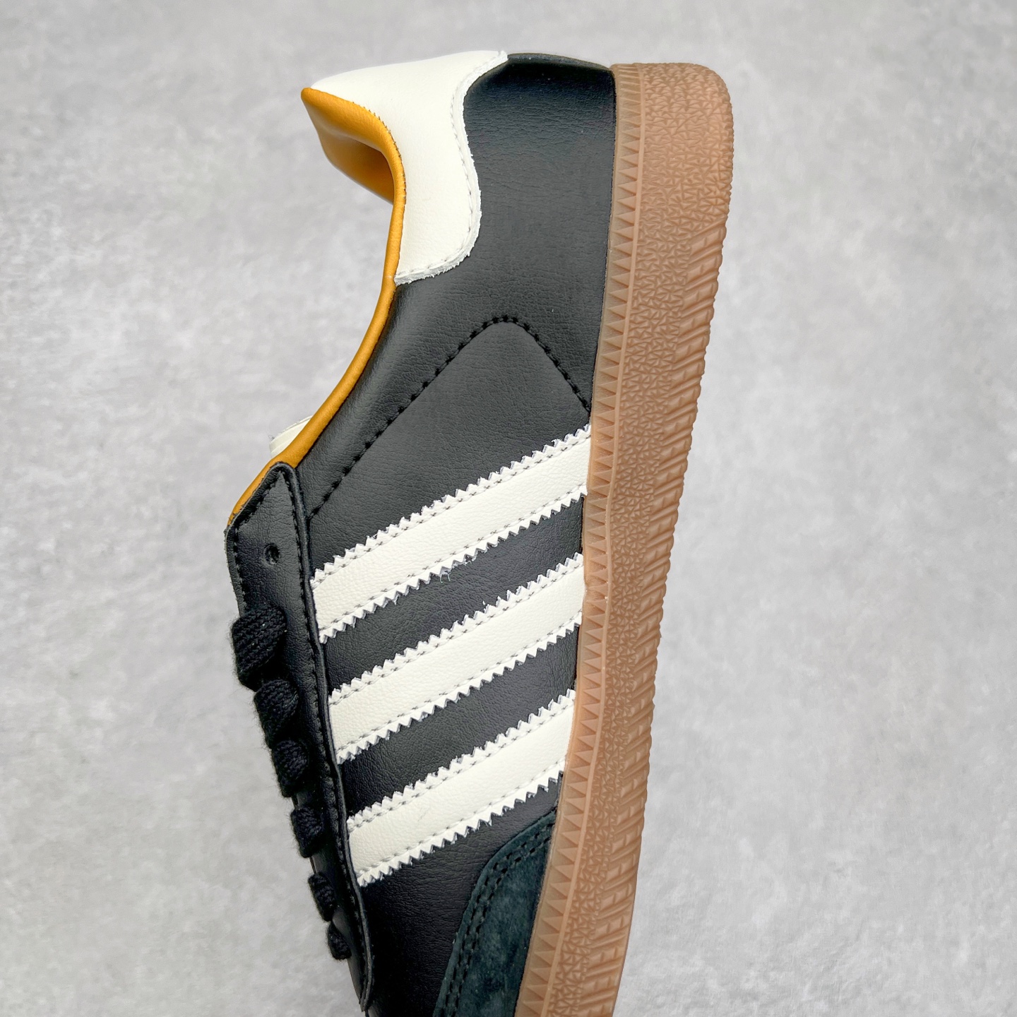 图片[7]-＃福利特价 JJJJound x AD Originals Samba Classic\\\”Studded Pack Black\\\”桑巴舞系列绅士德训足球风百搭低帮休闲运动板鞋 联名黑白 ID8707 口碑大厂出品 品控大底版型不断改良更新 全套原纸板楦头开发 确保原汁原味 完美呈现版型 一比一鞋头弧度高度鞋身弧度 此版本只针对中端市场 皮料材质有所更替 其他数据细节工艺流程均保持一致 绝不口嗨 细节品控鞋型随意对比 正确烫金高频细节 原装纳米超迁皮料 独家私模橡胶大底 原盒原配 这款桑巴鞋展示了高质量的工艺 带有装饰的超锁缝制和无缝的手感 柔软、柔软的皮革造型和标志性的3条纹完成了精致的外观 正规合身鞋带 鞋面上有绒面鞋垫 橡胶鞋底 享受正畸套筒软感 自50年代首次亮相以来就一直在赢得粉丝的青睐 尺码：36 36.5 37.5 38 38.5 39 40 40.5 41 42 42.5 43 44 44.5 45-选品中心