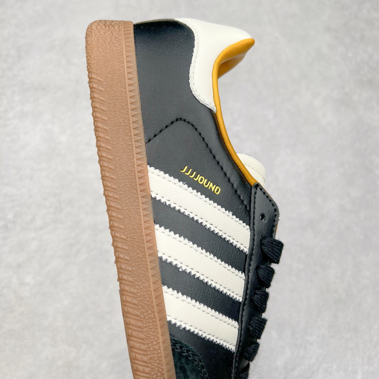 图片[6]-＃福利特价 JJJJound x AD Originals Samba Classic\\\”Studded Pack Black\\\”桑巴舞系列绅士德训足球风百搭低帮休闲运动板鞋 联名黑白 ID8707 口碑大厂出品 品控大底版型不断改良更新 全套原纸板楦头开发 确保原汁原味 完美呈现版型 一比一鞋头弧度高度鞋身弧度 此版本只针对中端市场 皮料材质有所更替 其他数据细节工艺流程均保持一致 绝不口嗨 细节品控鞋型随意对比 正确烫金高频细节 原装纳米超迁皮料 独家私模橡胶大底 原盒原配 这款桑巴鞋展示了高质量的工艺 带有装饰的超锁缝制和无缝的手感 柔软、柔软的皮革造型和标志性的3条纹完成了精致的外观 正规合身鞋带 鞋面上有绒面鞋垫 橡胶鞋底 享受正畸套筒软感 自50年代首次亮相以来就一直在赢得粉丝的青睐 尺码：36 36.5 37.5 38 38.5 39 40 40.5 41 42 42.5 43 44 44.5 45-选品中心