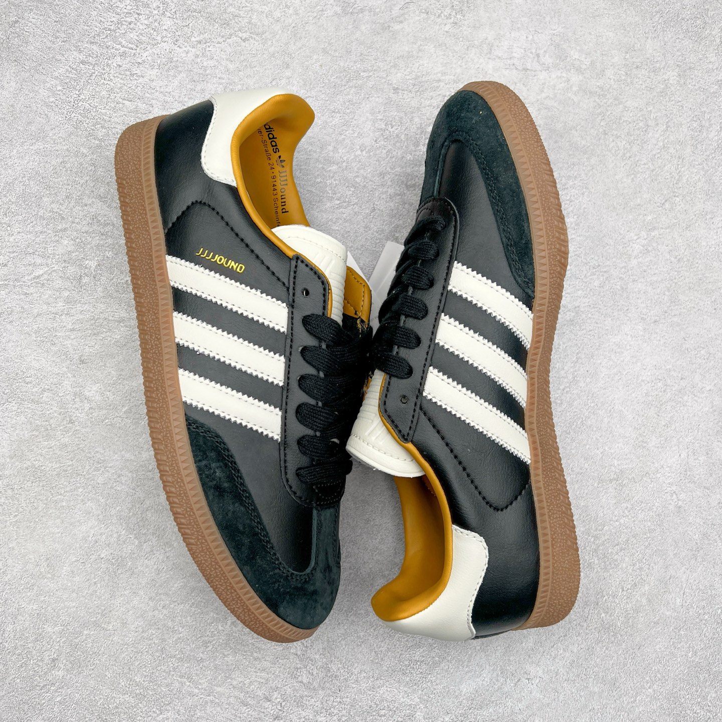 图片[3]-＃福利特价 JJJJound x AD Originals Samba Classic\\\”Studded Pack Black\\\”桑巴舞系列绅士德训足球风百搭低帮休闲运动板鞋 联名黑白 ID8707 口碑大厂出品 品控大底版型不断改良更新 全套原纸板楦头开发 确保原汁原味 完美呈现版型 一比一鞋头弧度高度鞋身弧度 此版本只针对中端市场 皮料材质有所更替 其他数据细节工艺流程均保持一致 绝不口嗨 细节品控鞋型随意对比 正确烫金高频细节 原装纳米超迁皮料 独家私模橡胶大底 原盒原配 这款桑巴鞋展示了高质量的工艺 带有装饰的超锁缝制和无缝的手感 柔软、柔软的皮革造型和标志性的3条纹完成了精致的外观 正规合身鞋带 鞋面上有绒面鞋垫 橡胶鞋底 享受正畸套筒软感 自50年代首次亮相以来就一直在赢得粉丝的青睐 尺码：36 36.5 37.5 38 38.5 39 40 40.5 41 42 42.5 43 44 44.5 45-选品中心