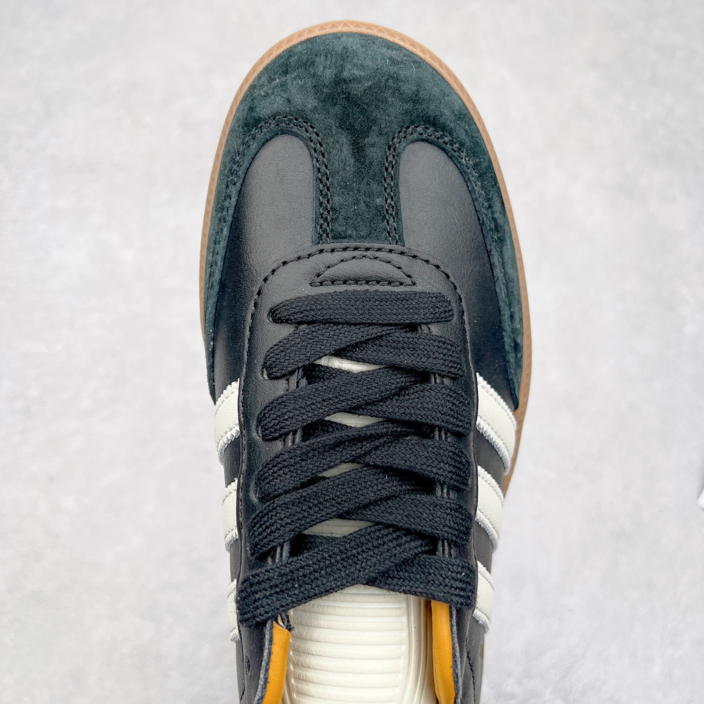 图片[4]-＃福利特价 JJJJound x AD Originals Samba Classic\\\”Studded Pack Black\\\”桑巴舞系列绅士德训足球风百搭低帮休闲运动板鞋 联名黑白 ID8707 口碑大厂出品 品控大底版型不断改良更新 全套原纸板楦头开发 确保原汁原味 完美呈现版型 一比一鞋头弧度高度鞋身弧度 此版本只针对中端市场 皮料材质有所更替 其他数据细节工艺流程均保持一致 绝不口嗨 细节品控鞋型随意对比 正确烫金高频细节 原装纳米超迁皮料 独家私模橡胶大底 原盒原配 这款桑巴鞋展示了高质量的工艺 带有装饰的超锁缝制和无缝的手感 柔软、柔软的皮革造型和标志性的3条纹完成了精致的外观 正规合身鞋带 鞋面上有绒面鞋垫 橡胶鞋底 享受正畸套筒软感 自50年代首次亮相以来就一直在赢得粉丝的青睐 尺码：36 36.5 37.5 38 38.5 39 40 40.5 41 42 42.5 43 44 44.5 45-选品中心