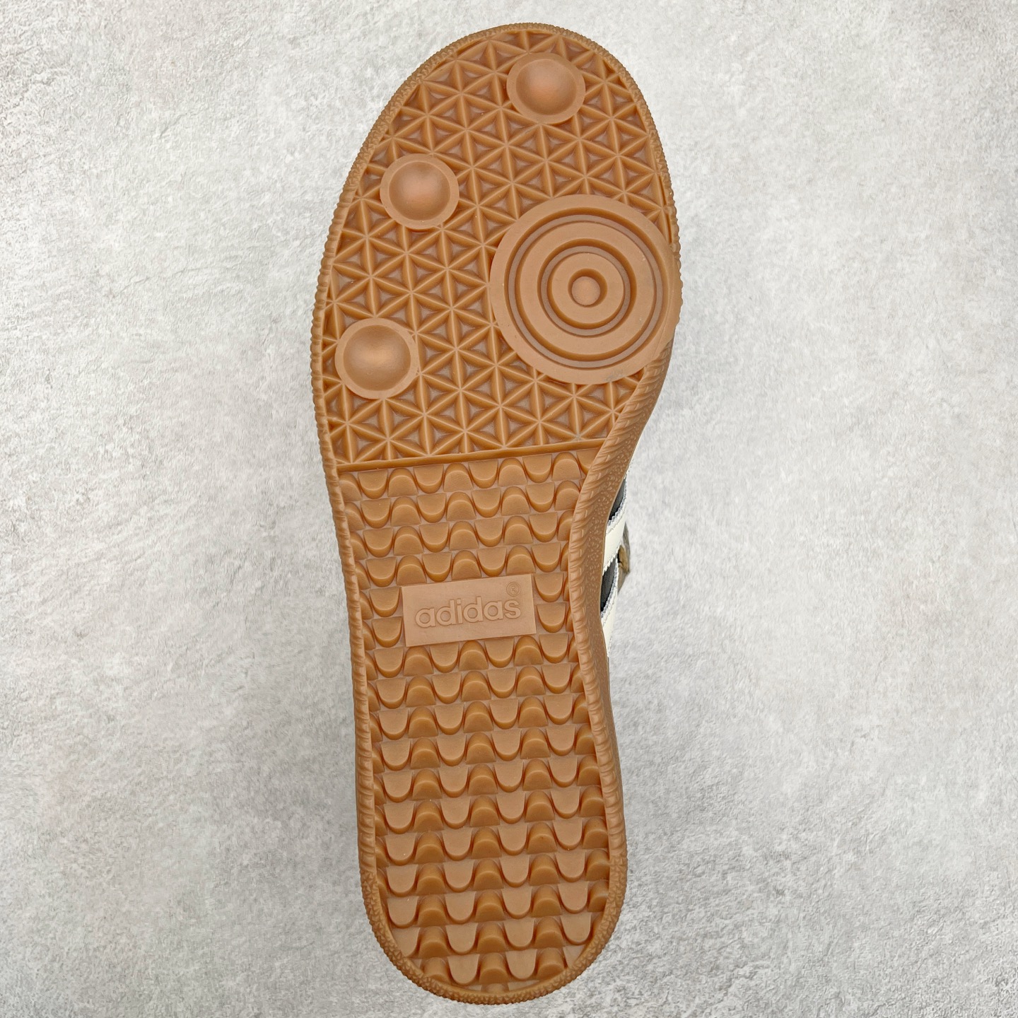 图片[9]-＃福利特价 JJJJound x AD Originals Samba Classic\\\”Studded Pack Black\\\”桑巴舞系列绅士德训足球风百搭低帮休闲运动板鞋 联名黑白 ID8707 口碑大厂出品 品控大底版型不断改良更新 全套原纸板楦头开发 确保原汁原味 完美呈现版型 一比一鞋头弧度高度鞋身弧度 此版本只针对中端市场 皮料材质有所更替 其他数据细节工艺流程均保持一致 绝不口嗨 细节品控鞋型随意对比 正确烫金高频细节 原装纳米超迁皮料 独家私模橡胶大底 原盒原配 这款桑巴鞋展示了高质量的工艺 带有装饰的超锁缝制和无缝的手感 柔软、柔软的皮革造型和标志性的3条纹完成了精致的外观 正规合身鞋带 鞋面上有绒面鞋垫 橡胶鞋底 享受正畸套筒软感 自50年代首次亮相以来就一直在赢得粉丝的青睐 尺码：36 36.5 37.5 38 38.5 39 40 40.5 41 42 42.5 43 44 44.5 45-选品中心