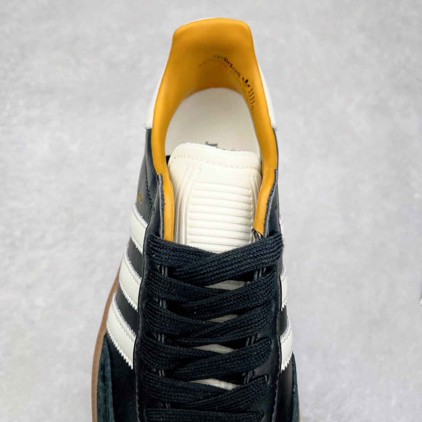 图片[5]-＃福利特价 JJJJound x AD Originals Samba Classic\\\”Studded Pack Black\\\”桑巴舞系列绅士德训足球风百搭低帮休闲运动板鞋 联名黑白 ID8707 口碑大厂出品 品控大底版型不断改良更新 全套原纸板楦头开发 确保原汁原味 完美呈现版型 一比一鞋头弧度高度鞋身弧度 此版本只针对中端市场 皮料材质有所更替 其他数据细节工艺流程均保持一致 绝不口嗨 细节品控鞋型随意对比 正确烫金高频细节 原装纳米超迁皮料 独家私模橡胶大底 原盒原配 这款桑巴鞋展示了高质量的工艺 带有装饰的超锁缝制和无缝的手感 柔软、柔软的皮革造型和标志性的3条纹完成了精致的外观 正规合身鞋带 鞋面上有绒面鞋垫 橡胶鞋底 享受正畸套筒软感 自50年代首次亮相以来就一直在赢得粉丝的青睐 尺码：36 36.5 37.5 38 38.5 39 40 40.5 41 42 42.5 43 44 44.5 45-选品中心