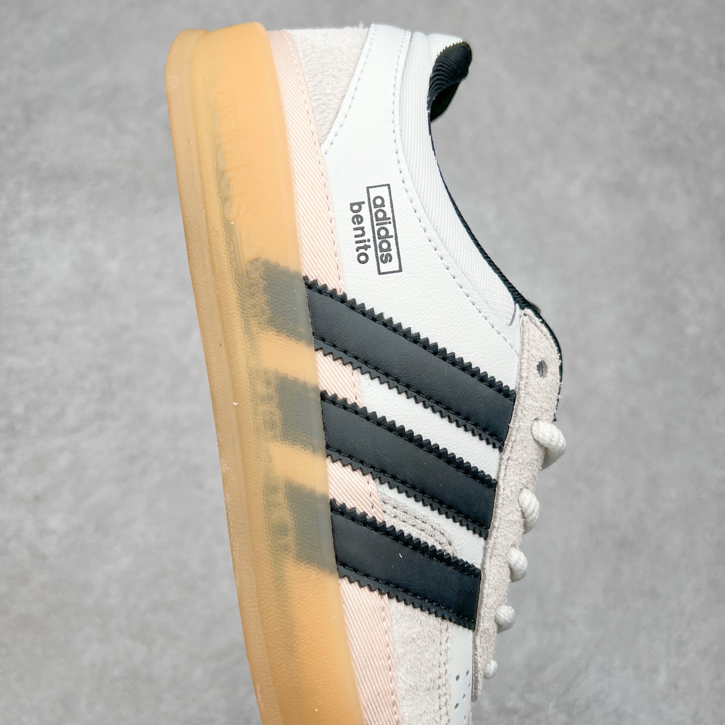 图片[6]-坏痞兔Bad Bunny x AD Gazelle Indoor Trainers 联名羚羊内训系列低帮复古百搭休闲运动德训风板鞋 IF9735 Bad Bunny本人在杂志拍摄时率先上脚带一波节奏，emm，手上拿的杂志封面还是Kylie，看来前女友和布克重新约会，这位哥也还是没放下啊…回到鞋款本身，整体选择了简约的黑白皮革搭配浅灰色长绒麂皮材质，最后以半透明生胶大底收尾，质感在线。不同于以往联名的调色盘操作，Bad Bunny对Gazelle indoor进行了加宽加厚处理，以及鞋头变形的设计，带来全新的歪头面包鞋型Gazelle。此外，鞋款标签直接呈现在后跟处，鞋侧adidas标识下方还加入了\\\”benito\\\”字样，辨识度拉满。尺码：35 36 36⅔ 37⅓ 38 38⅔ 39⅓ 40 40⅔ 41⅓ 42 42⅔ 43⅓ 44 44⅔ 45-选品中心