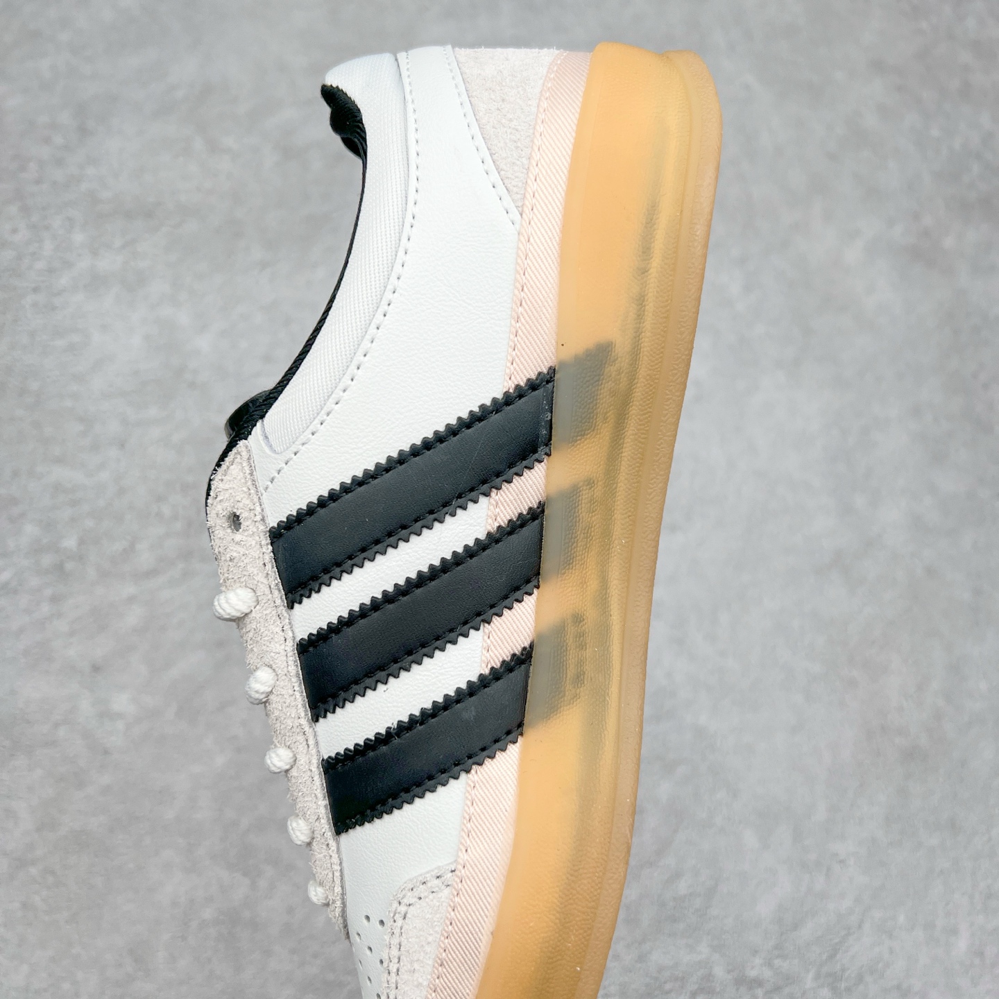 图片[7]-坏痞兔Bad Bunny x AD Gazelle Indoor Trainers 联名羚羊内训系列低帮复古百搭休闲运动德训风板鞋 IF9735 Bad Bunny本人在杂志拍摄时率先上脚带一波节奏，emm，手上拿的杂志封面还是Kylie，看来前女友和布克重新约会，这位哥也还是没放下啊…回到鞋款本身，整体选择了简约的黑白皮革搭配浅灰色长绒麂皮材质，最后以半透明生胶大底收尾，质感在线。不同于以往联名的调色盘操作，Bad Bunny对Gazelle indoor进行了加宽加厚处理，以及鞋头变形的设计，带来全新的歪头面包鞋型Gazelle。此外，鞋款标签直接呈现在后跟处，鞋侧adidas标识下方还加入了\\\”benito\\\”字样，辨识度拉满。尺码：35 36 36⅔ 37⅓ 38 38⅔ 39⅓ 40 40⅔ 41⅓ 42 42⅔ 43⅓ 44 44⅔ 45-选品中心