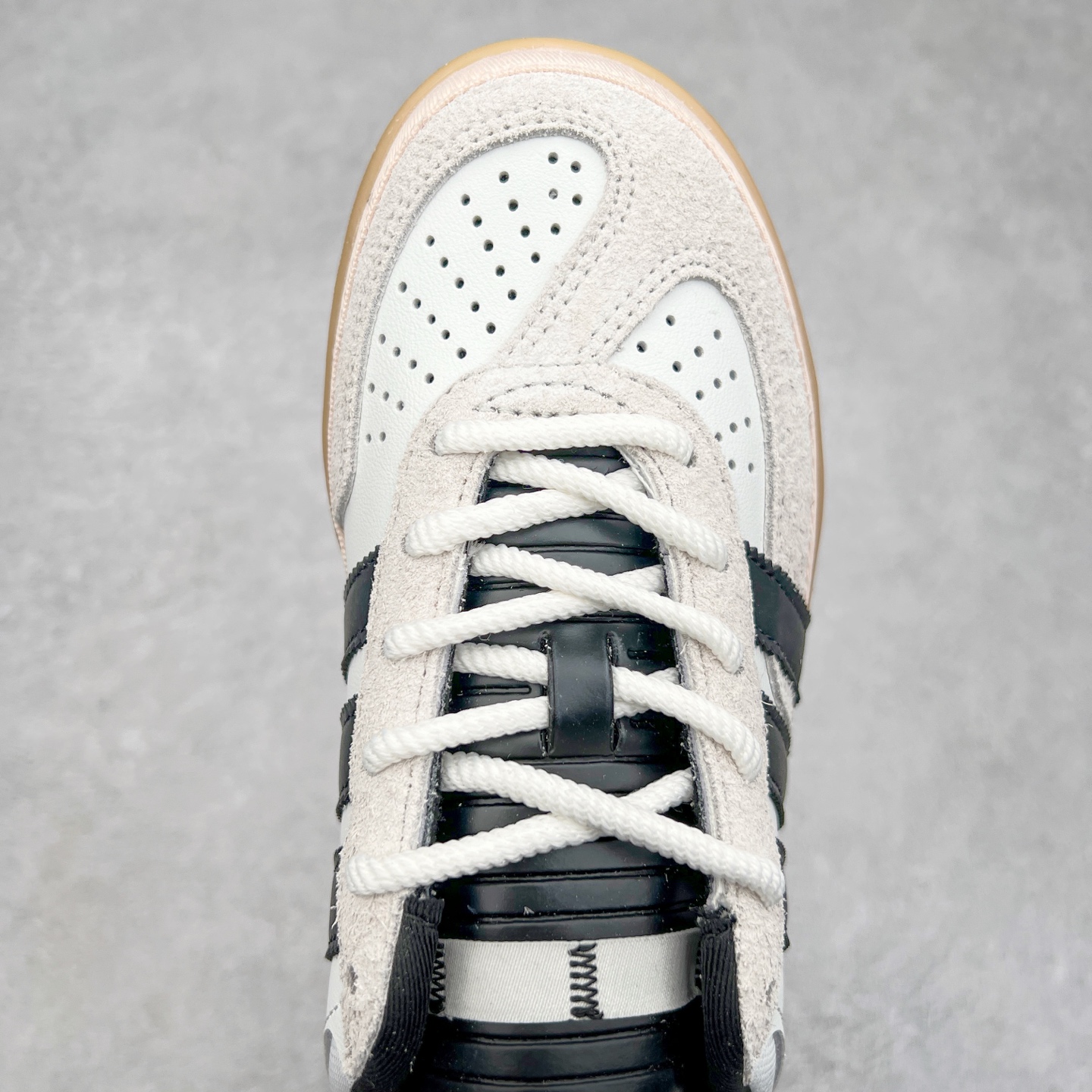 图片[4]-坏痞兔Bad Bunny x AD Gazelle Indoor Trainers 联名羚羊内训系列低帮复古百搭休闲运动德训风板鞋 IF9735 Bad Bunny本人在杂志拍摄时率先上脚带一波节奏，emm，手上拿的杂志封面还是Kylie，看来前女友和布克重新约会，这位哥也还是没放下啊…回到鞋款本身，整体选择了简约的黑白皮革搭配浅灰色长绒麂皮材质，最后以半透明生胶大底收尾，质感在线。不同于以往联名的调色盘操作，Bad Bunny对Gazelle indoor进行了加宽加厚处理，以及鞋头变形的设计，带来全新的歪头面包鞋型Gazelle。此外，鞋款标签直接呈现在后跟处，鞋侧adidas标识下方还加入了\\\”benito\\\”字样，辨识度拉满。尺码：35 36 36⅔ 37⅓ 38 38⅔ 39⅓ 40 40⅔ 41⅓ 42 42⅔ 43⅓ 44 44⅔ 45-选品中心