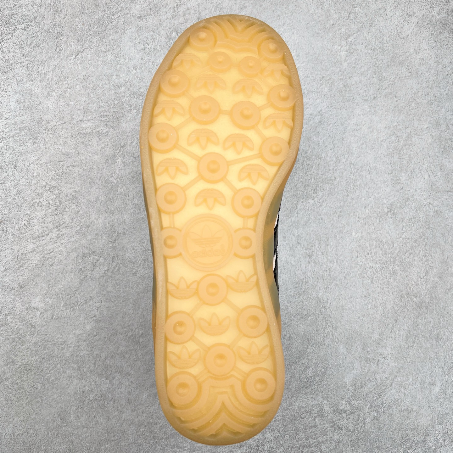 图片[9]-坏痞兔Bad Bunny x AD Gazelle Indoor Trainers 联名羚羊内训系列低帮复古百搭休闲运动德训风板鞋 IF9735 Bad Bunny本人在杂志拍摄时率先上脚带一波节奏，emm，手上拿的杂志封面还是Kylie，看来前女友和布克重新约会，这位哥也还是没放下啊…回到鞋款本身，整体选择了简约的黑白皮革搭配浅灰色长绒麂皮材质，最后以半透明生胶大底收尾，质感在线。不同于以往联名的调色盘操作，Bad Bunny对Gazelle indoor进行了加宽加厚处理，以及鞋头变形的设计，带来全新的歪头面包鞋型Gazelle。此外，鞋款标签直接呈现在后跟处，鞋侧adidas标识下方还加入了\\\”benito\\\”字样，辨识度拉满。尺码：35 36 36⅔ 37⅓ 38 38⅔ 39⅓ 40 40⅔ 41⅓ 42 42⅔ 43⅓ 44 44⅔ 45-选品中心