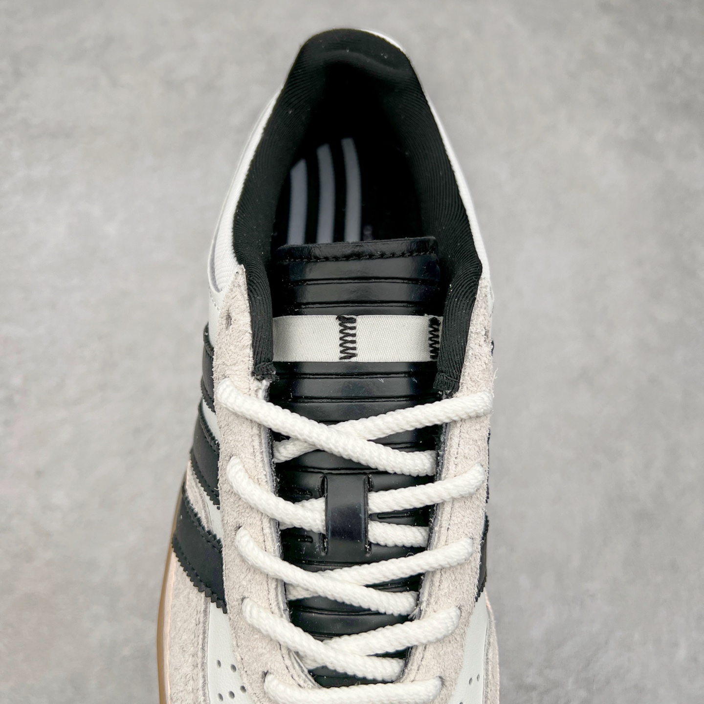 图片[5]-坏痞兔Bad Bunny x AD Gazelle Indoor Trainers 联名羚羊内训系列低帮复古百搭休闲运动德训风板鞋 IF9735 Bad Bunny本人在杂志拍摄时率先上脚带一波节奏，emm，手上拿的杂志封面还是Kylie，看来前女友和布克重新约会，这位哥也还是没放下啊…回到鞋款本身，整体选择了简约的黑白皮革搭配浅灰色长绒麂皮材质，最后以半透明生胶大底收尾，质感在线。不同于以往联名的调色盘操作，Bad Bunny对Gazelle indoor进行了加宽加厚处理，以及鞋头变形的设计，带来全新的歪头面包鞋型Gazelle。此外，鞋款标签直接呈现在后跟处，鞋侧adidas标识下方还加入了\\\”benito\\\”字样，辨识度拉满。尺码：35 36 36⅔ 37⅓ 38 38⅔ 39⅓ 40 40⅔ 41⅓ 42 42⅔ 43⅓ 44 44⅔ 45-选品中心