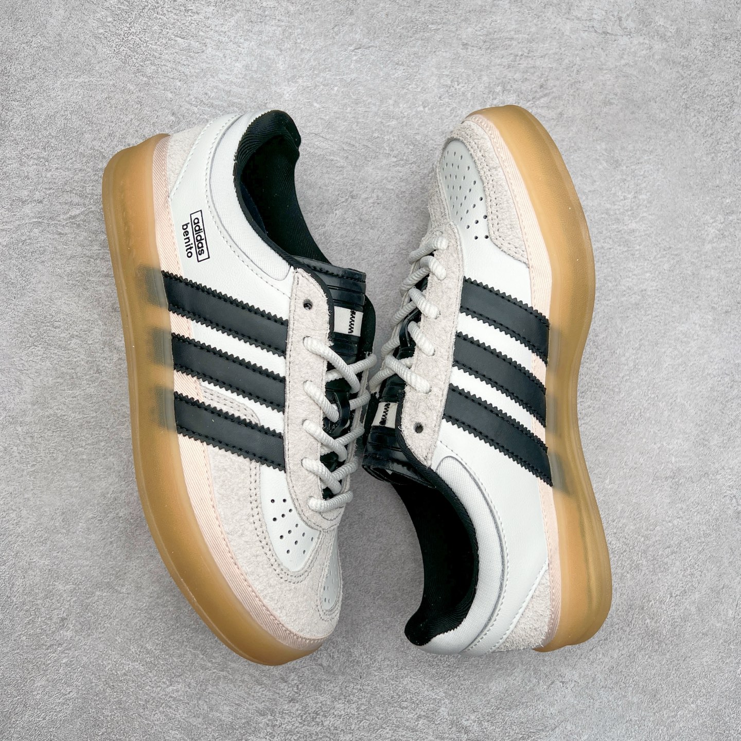 图片[3]-坏痞兔Bad Bunny x AD Gazelle Indoor Trainers 联名羚羊内训系列低帮复古百搭休闲运动德训风板鞋 IF9735 Bad Bunny本人在杂志拍摄时率先上脚带一波节奏，emm，手上拿的杂志封面还是Kylie，看来前女友和布克重新约会，这位哥也还是没放下啊…回到鞋款本身，整体选择了简约的黑白皮革搭配浅灰色长绒麂皮材质，最后以半透明生胶大底收尾，质感在线。不同于以往联名的调色盘操作，Bad Bunny对Gazelle indoor进行了加宽加厚处理，以及鞋头变形的设计，带来全新的歪头面包鞋型Gazelle。此外，鞋款标签直接呈现在后跟处，鞋侧adidas标识下方还加入了\\\”benito\\\”字样，辨识度拉满。尺码：35 36 36⅔ 37⅓ 38 38⅔ 39⅓ 40 40⅔ 41⅓ 42 42⅔ 43⅓ 44 44⅔ 45-选品中心