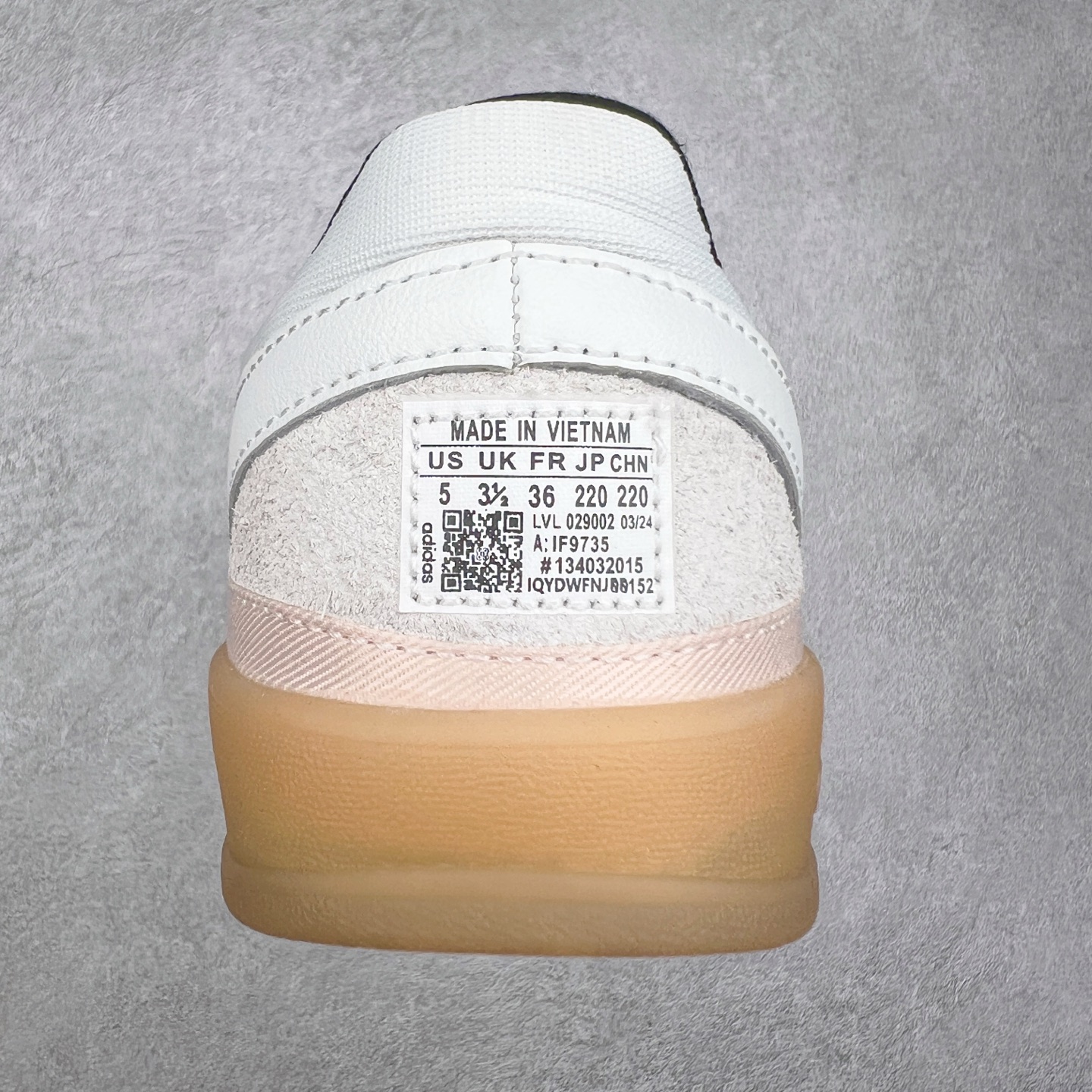 图片[8]-坏痞兔Bad Bunny x AD Gazelle Indoor Trainers 联名羚羊内训系列低帮复古百搭休闲运动德训风板鞋 IF9735 Bad Bunny本人在杂志拍摄时率先上脚带一波节奏，emm，手上拿的杂志封面还是Kylie，看来前女友和布克重新约会，这位哥也还是没放下啊…回到鞋款本身，整体选择了简约的黑白皮革搭配浅灰色长绒麂皮材质，最后以半透明生胶大底收尾，质感在线。不同于以往联名的调色盘操作，Bad Bunny对Gazelle indoor进行了加宽加厚处理，以及鞋头变形的设计，带来全新的歪头面包鞋型Gazelle。此外，鞋款标签直接呈现在后跟处，鞋侧adidas标识下方还加入了\\\”benito\\\”字样，辨识度拉满。尺码：35 36 36⅔ 37⅓ 38 38⅔ 39⅓ 40 40⅔ 41⅓ 42 42⅔ 43⅓ 44 44⅔ 45-选品中心